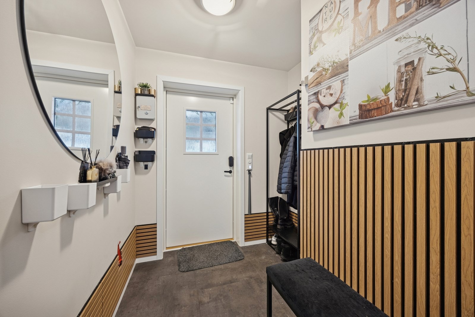 Velkommen inn - her ønskes du velkommen inn i lys entré med plass til å henge fra seg yttertøy. Galleribilde