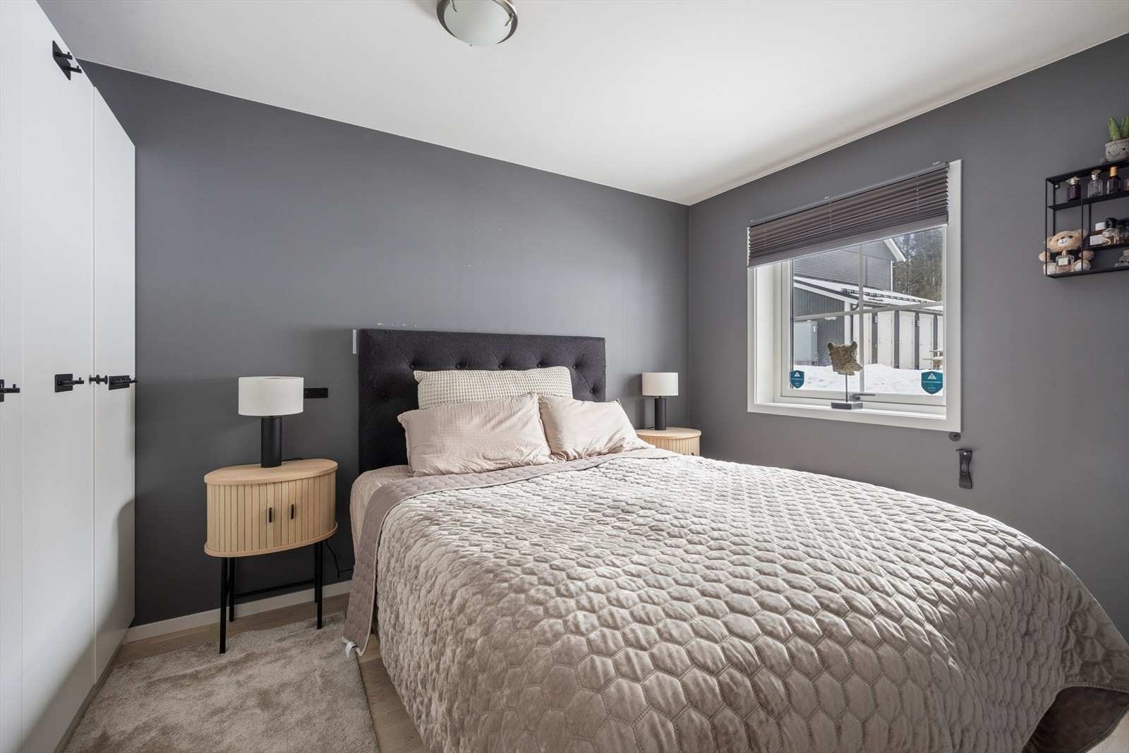 Videre byr leiligheten på to soverom. Hovedsoverommet har god plass til dobbeltseng og tilhørende nattbord. Godt med oppbevaring i klesskap. Galleribilde