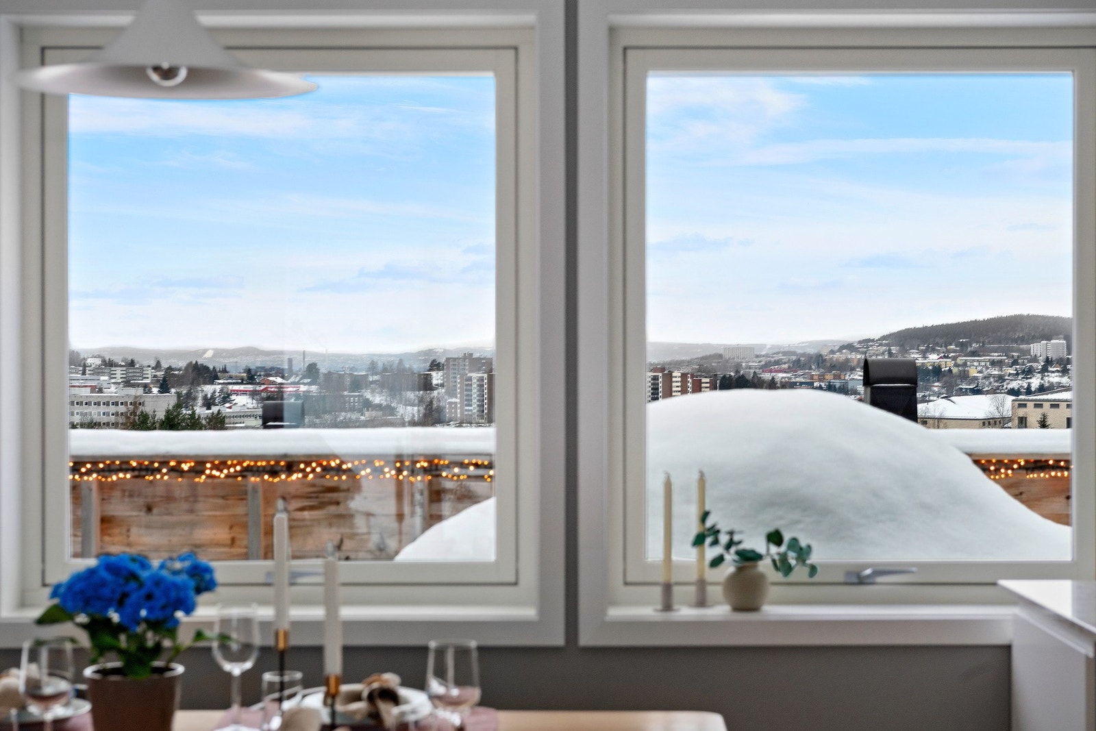 Her kan du lage middag og nyte fantastisk utsikt. Det er også screens på vinduene. Galleribilde