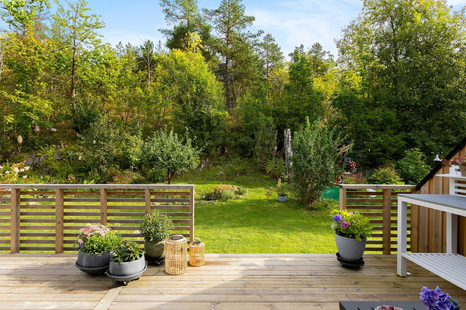 Boligen byr på det beste av begge verdener - balkong med utsikt og terrasse med hagefølelse. Galleribilde