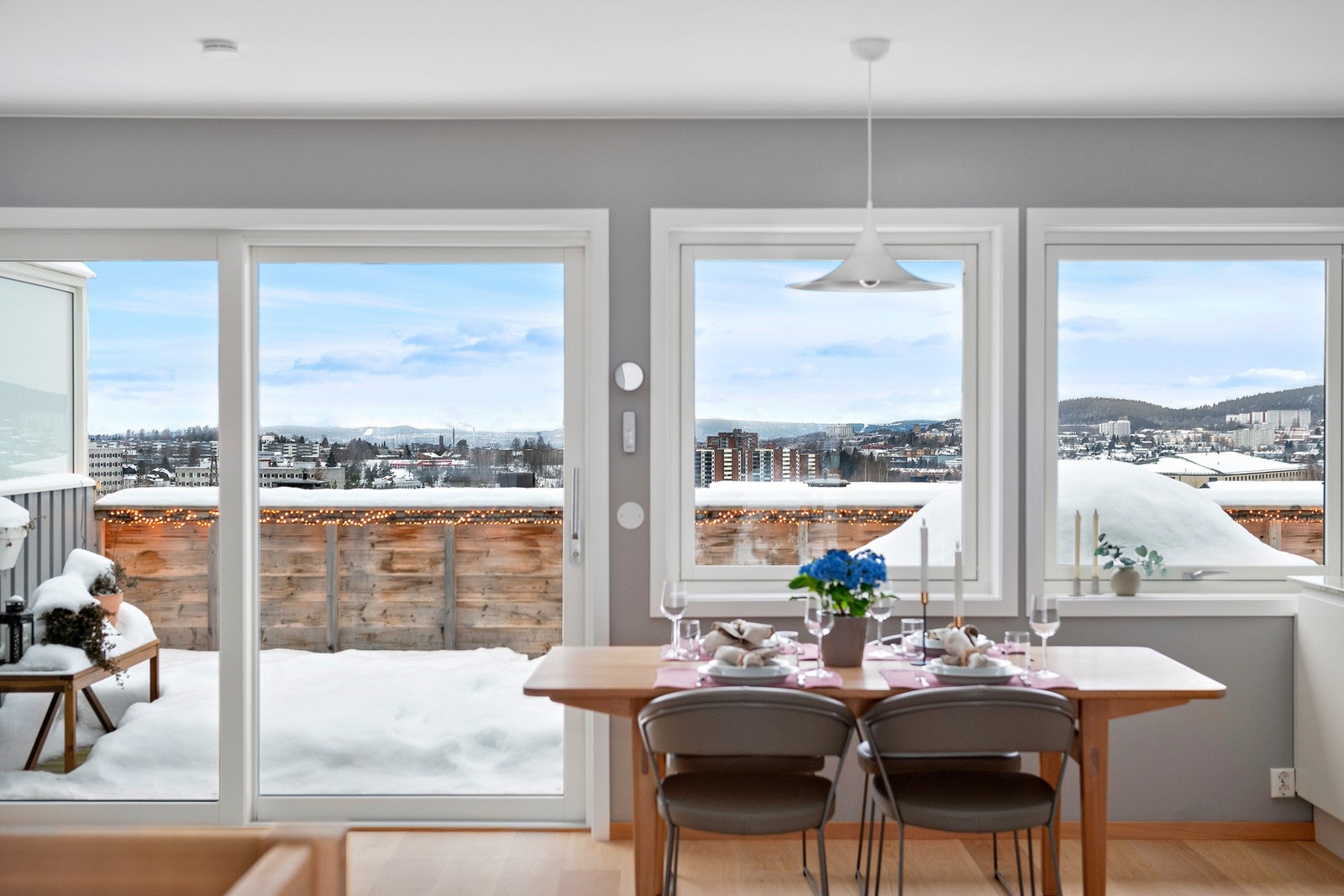 I tilknytning til kjøkkenet er det naturlig plass til spisegruppe, nyt middagen med idyllisk utsikt! Galleribilde