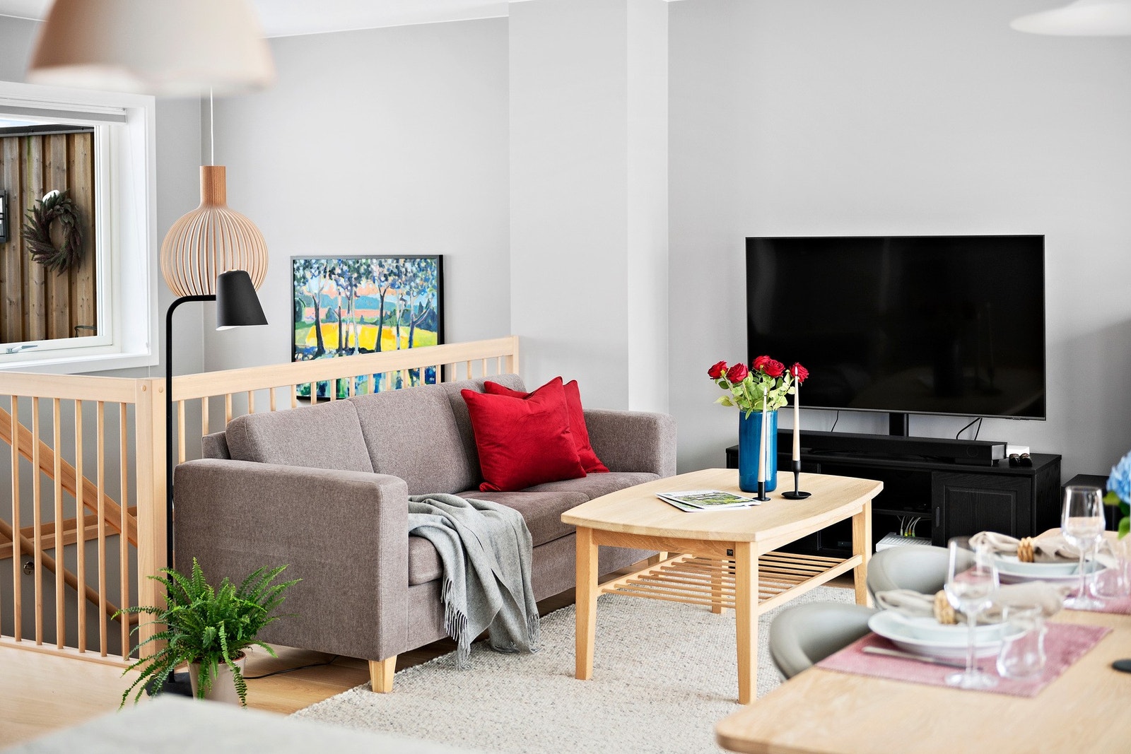 Stuen byr på naturlige møbleringssoner med god plass til både sofagruppe og TV-møblement. Galleribilde