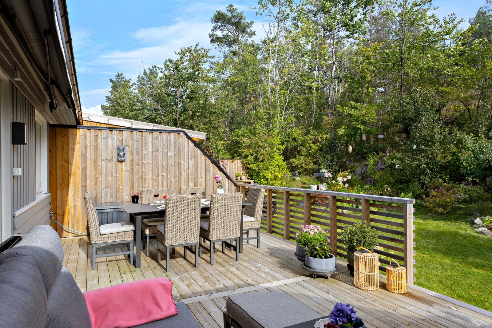 Terrassen fungerer som et naturlig samlingspunkt for venner og familie på varme sommerdager, med god plass til spisegruppe og sosiale soner. Galleribilde