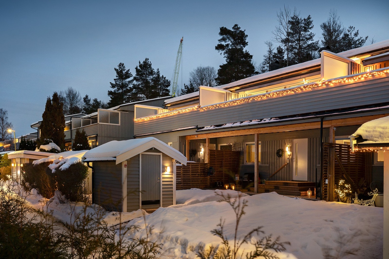 Fasaden på kveldstid. Galleribilde