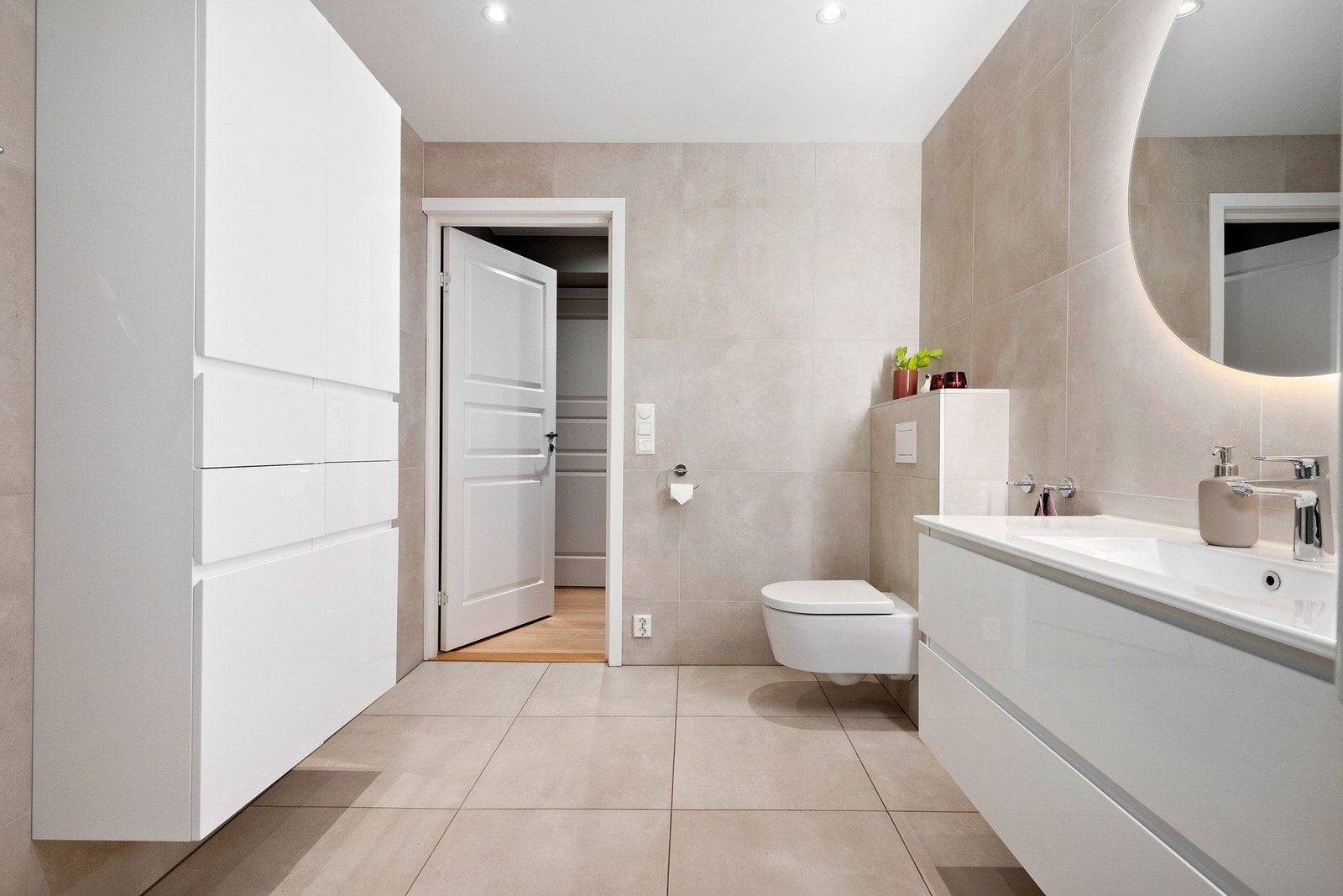 Boligen har et moderne og stilrent bad. Galleribilde