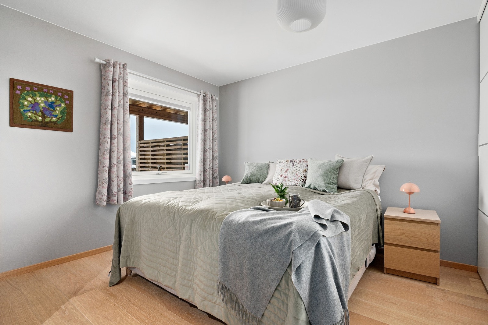 Boligen byr på to soverom beliggende i første etasje, begge med gode og funksjonelle løsninger. Galleribilde