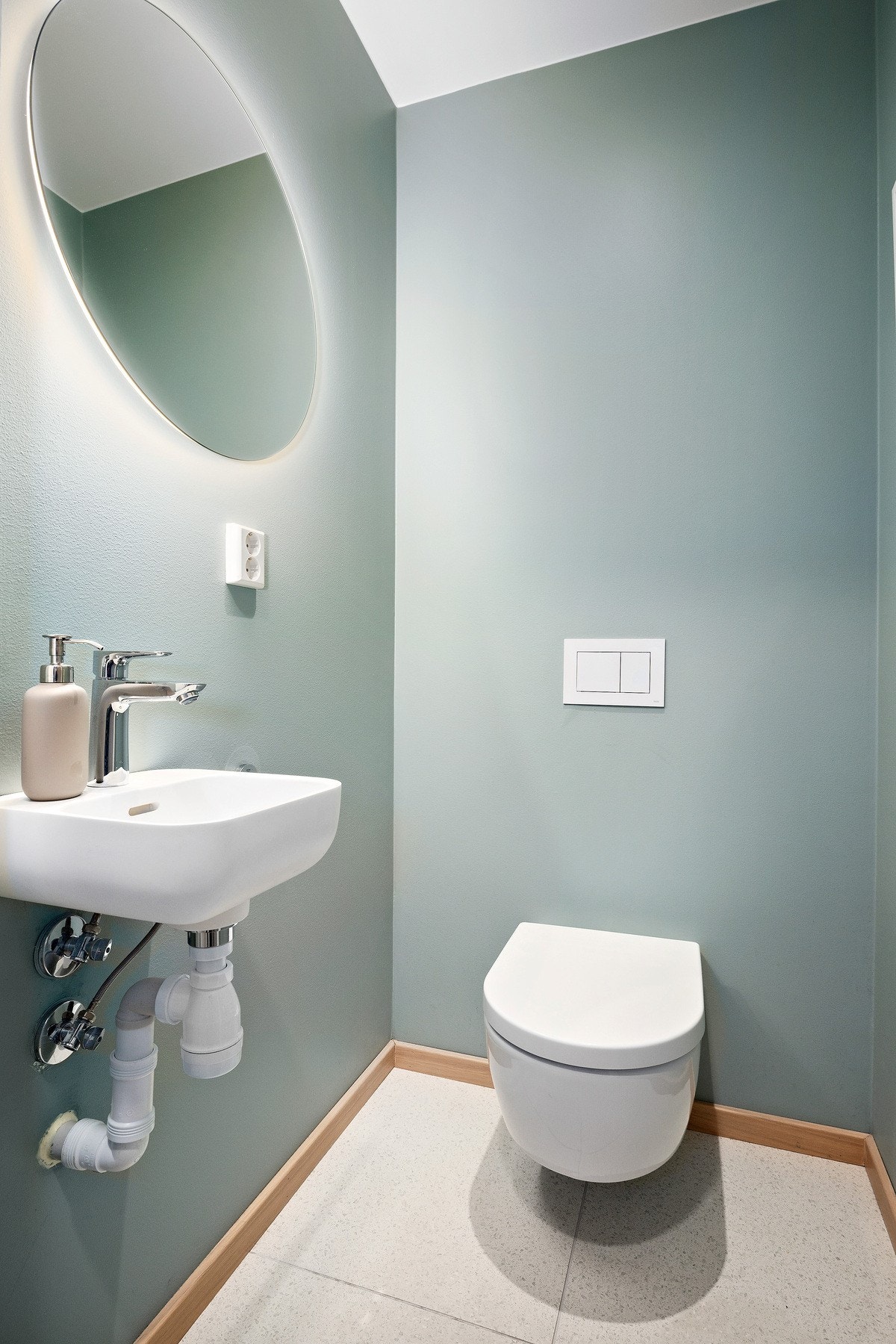 I boligens andre etasje finner man et pent og praktisk toalettrom. Galleribilde