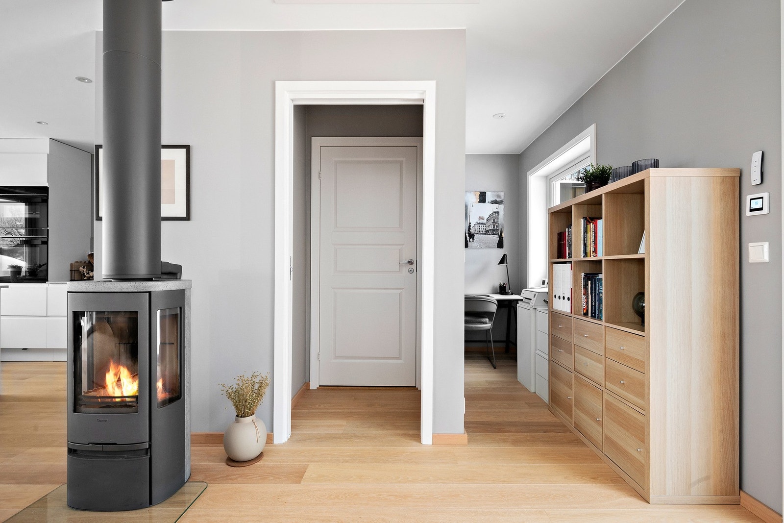 Boligen er utstyrt med isolert stålpipe og peisovn (Contura 856 T), som gir både god varme og en hyggelig atmosfære på kalde vinterdager. Galleribilde