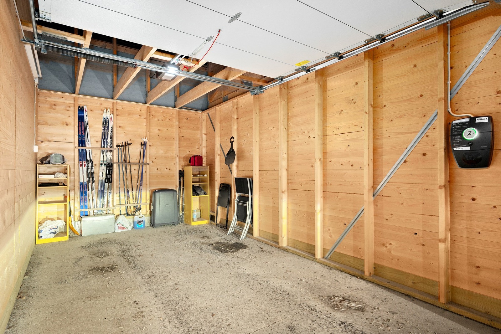 Boligen disponerer garasje i rekke m/ladeboks. Galleribilde