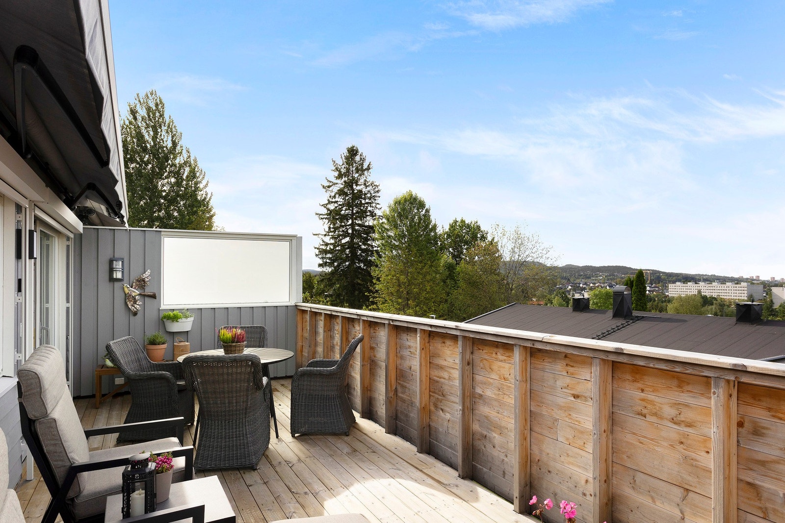 Her er det god plass til utemøbler, grill, planter og dekor. Galleribilde