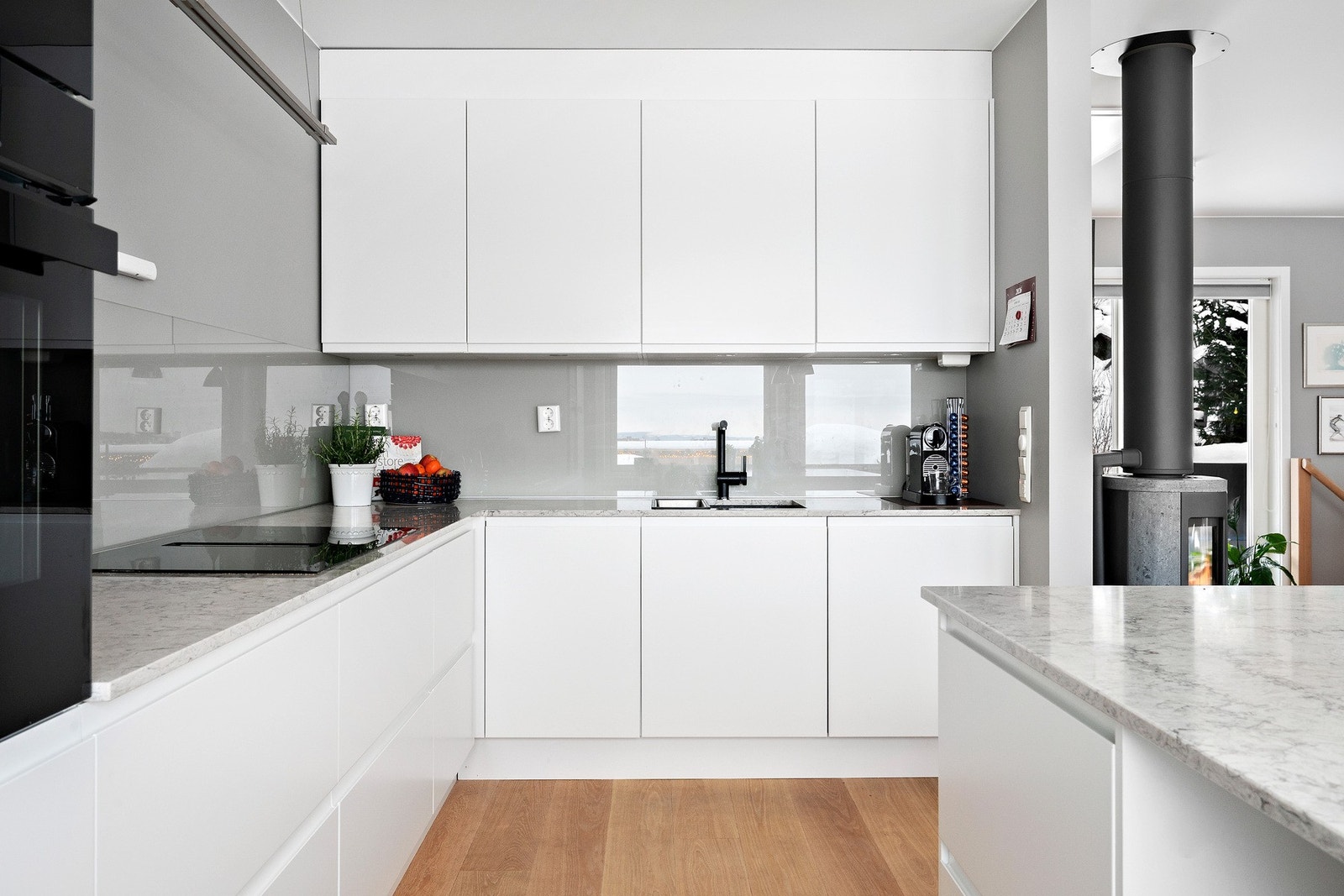 I tillegg er det to praktiske skuffer integrert i gulvlisten til venstre, som gir smart oppbevaring av kjøkkenutstyr - ideelt for den matglade. Galleribilde