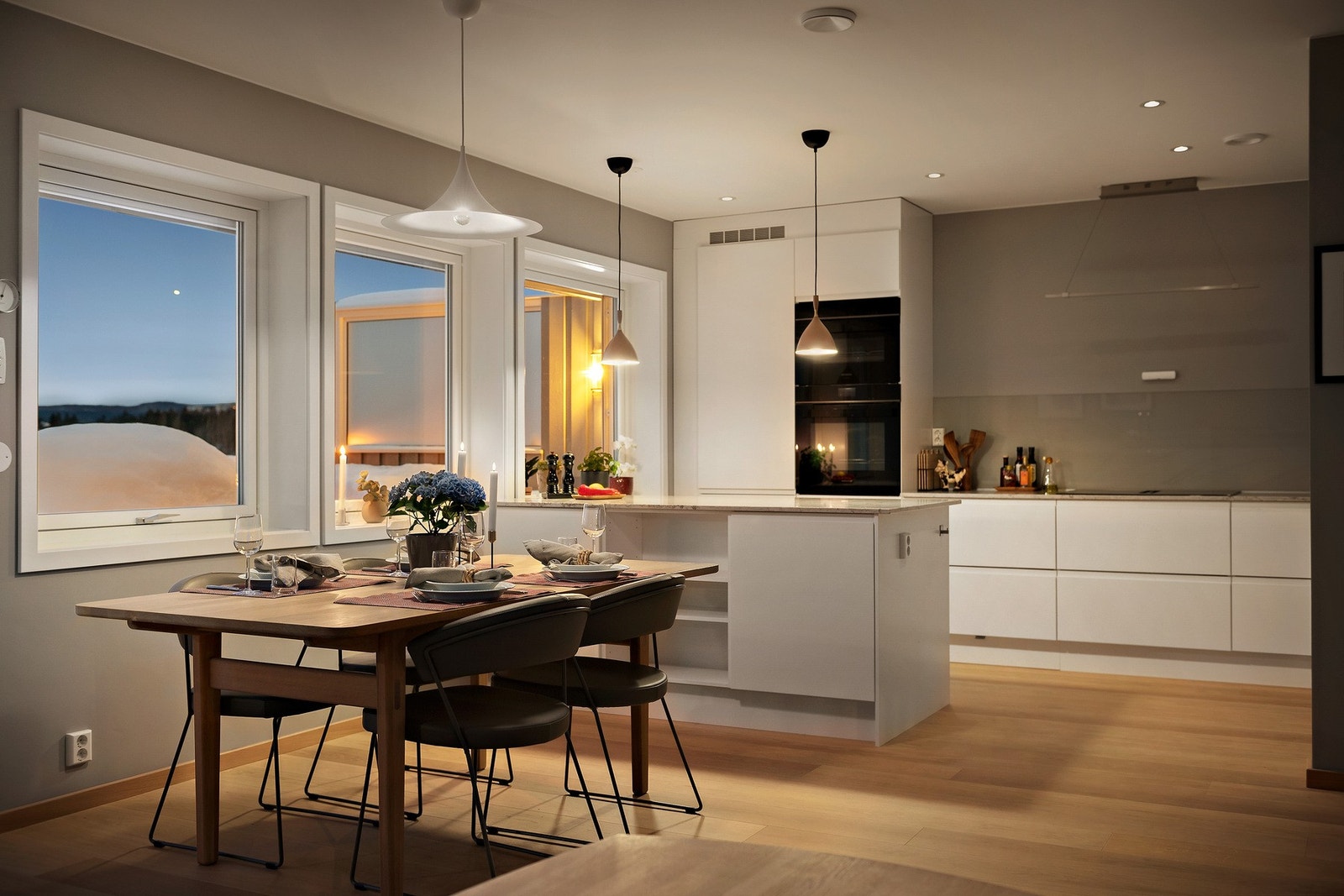 Boligen byr på et idyllisk og pent utstyrt kjøkken. Her er det hyggelig å samle familie og venner til gode middager. Galleribilde