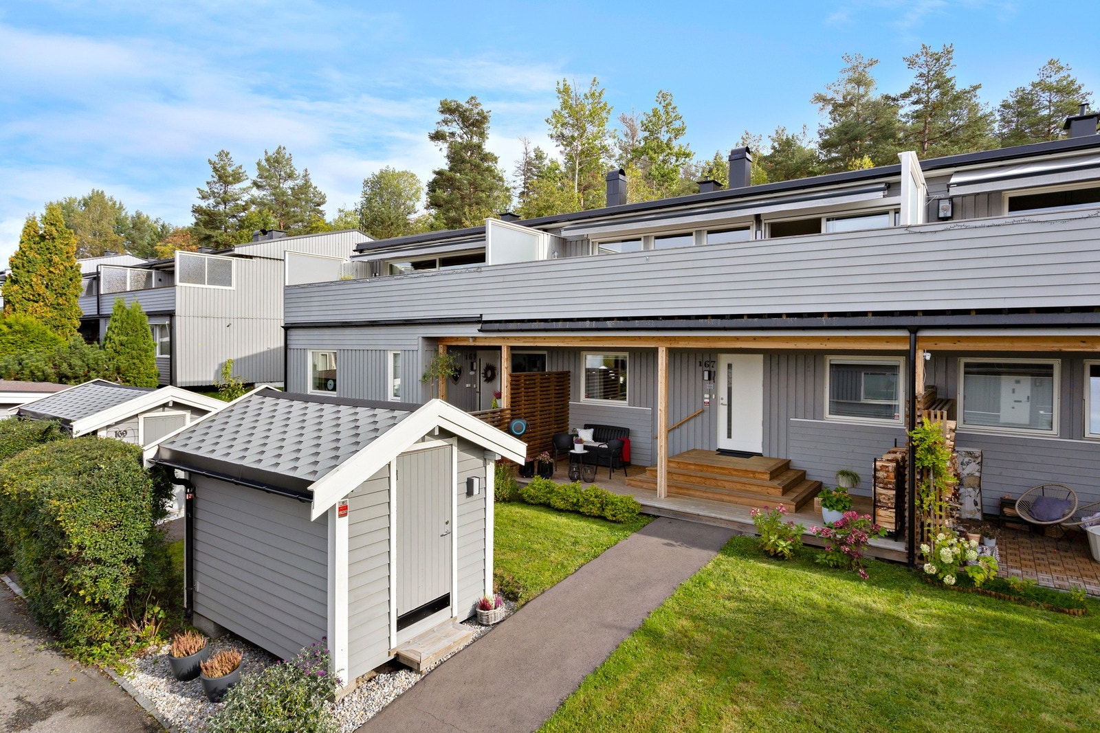 Foran huset finnes et hyggelig uteområde som ønsker deg velkommen hjem. Galleribilde