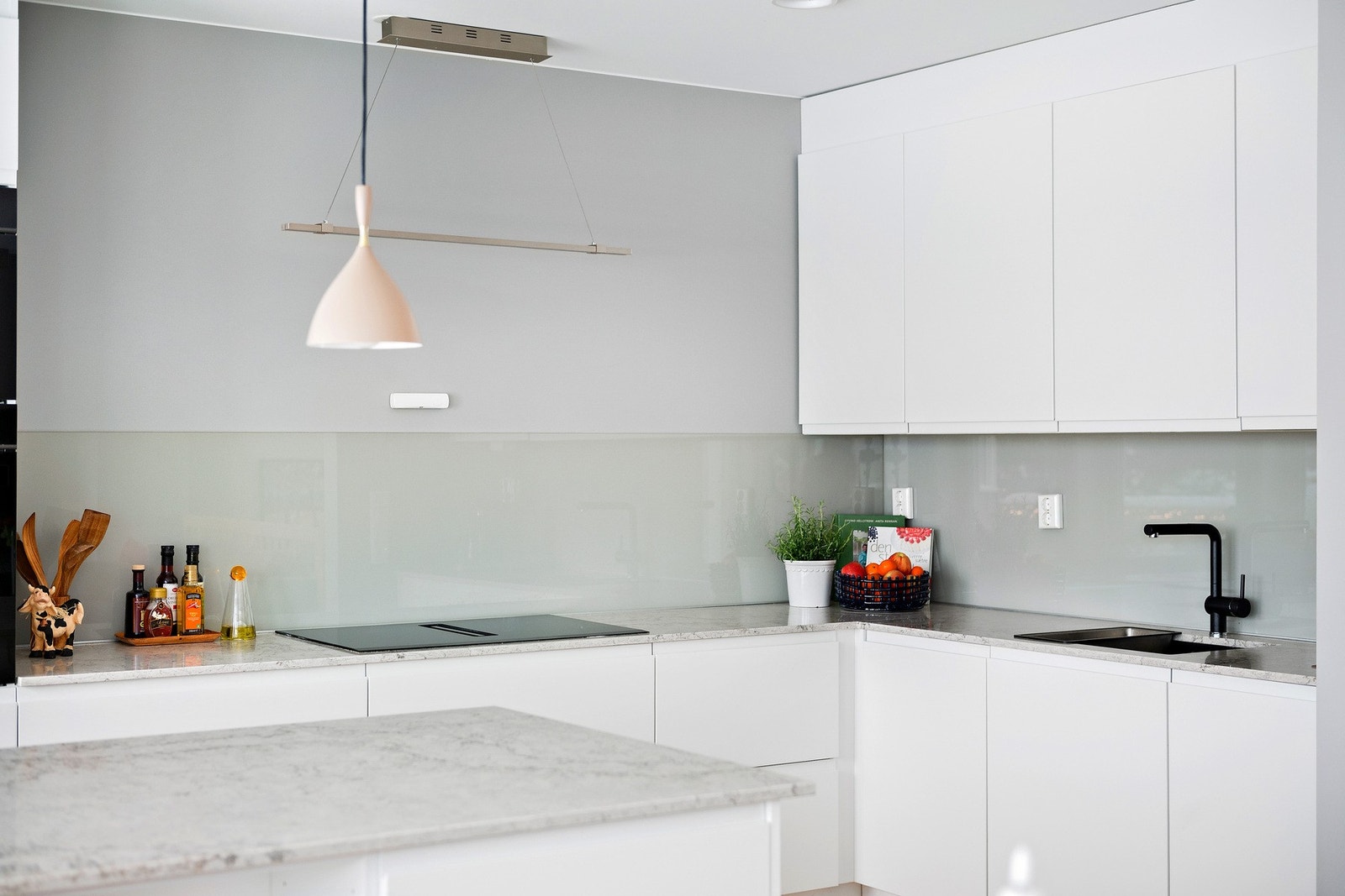 Kjøkkenet er godt utstyrt med integrerte hvitevarer, herunder kjøl-/fryseskap, platetopp, stekeovn, dampovn og oppvaskmaskin. Galleribilde