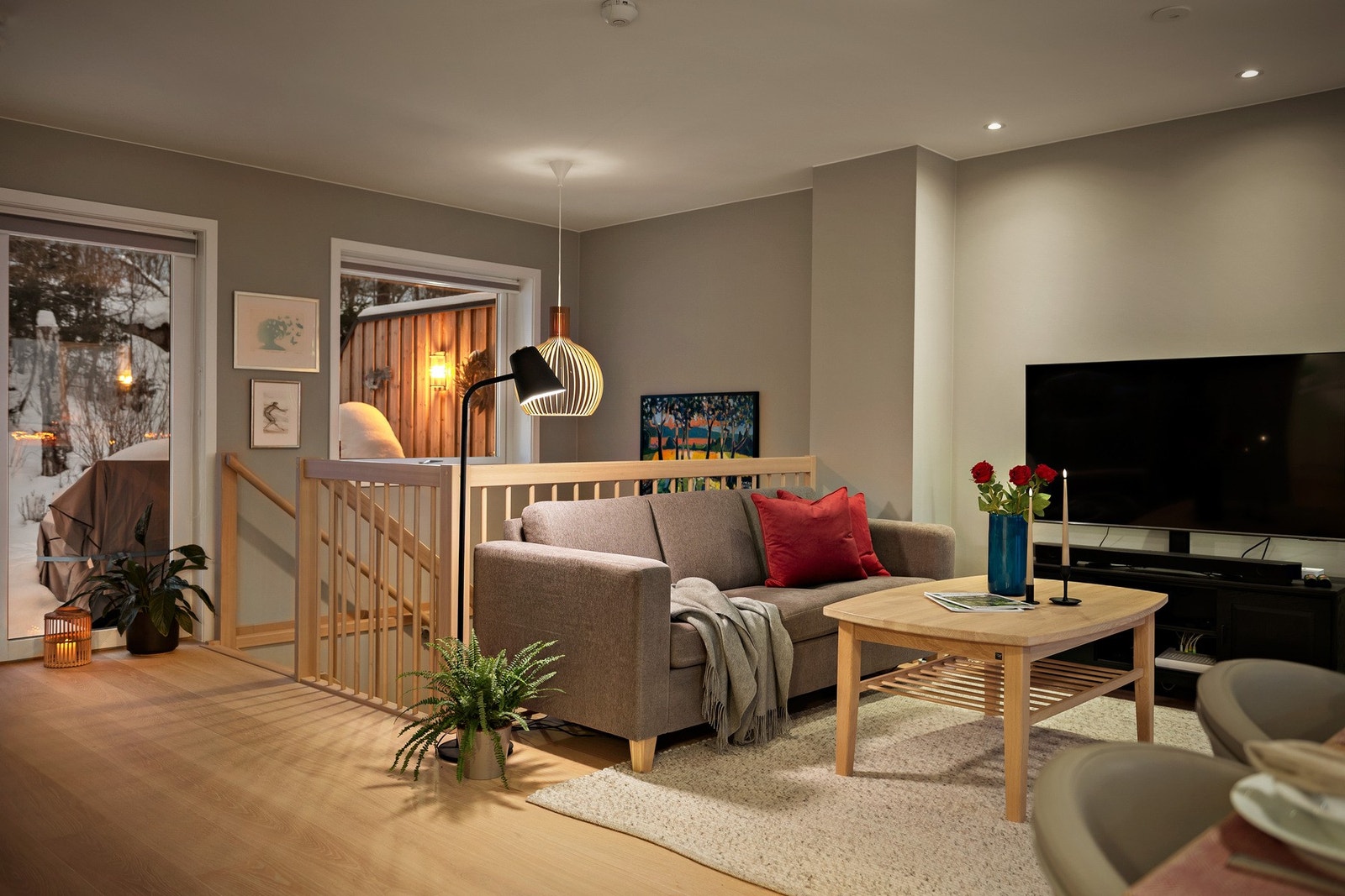 Alicha Viste v/EIE eiendomsmegling har gleden av å presentere Smiuvegen 167 - et stilrent og moderne rekkehus fra 2023. Galleribilde