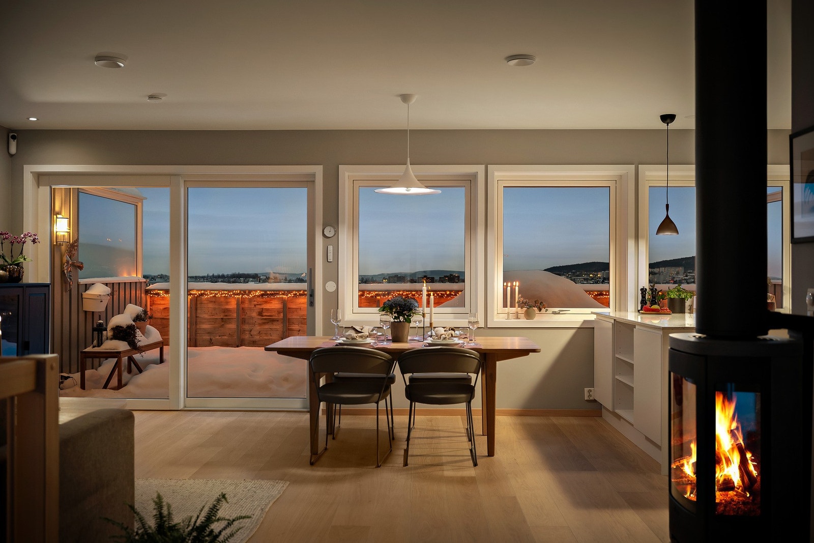 Boligen byr på gjennomtenkte løsninger, tidsriktige materialvalg og en behagelig atmosfære som passer perfekt for både par og barnefamilier. Galleribilde