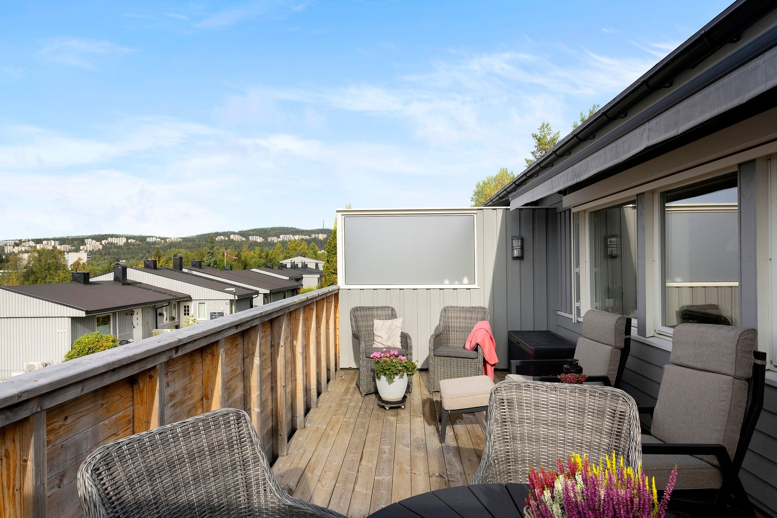 Fra stuen er det direkte utgang til en svært romslig balkong. Galleribilde