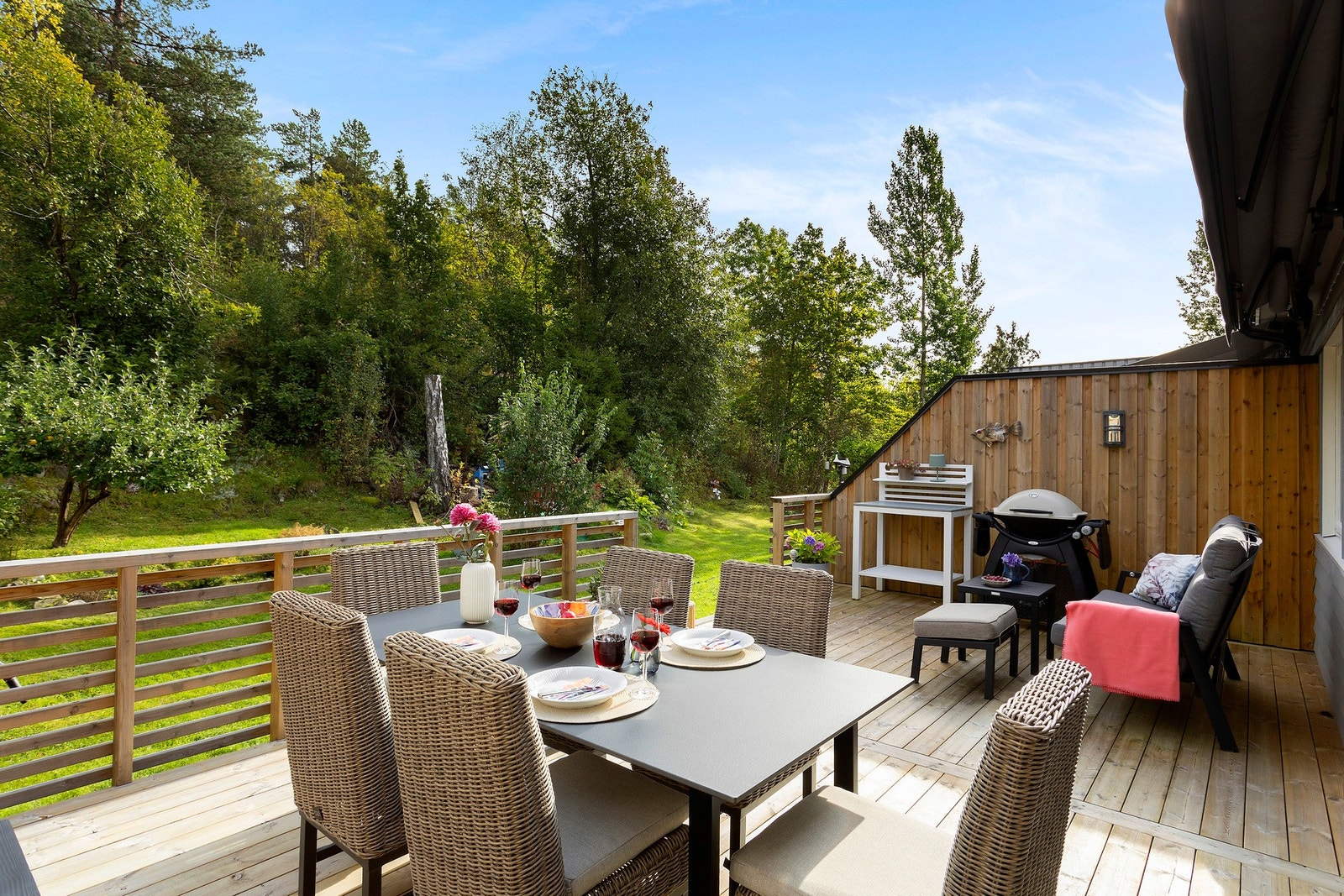 Romslig terrasse som vender mot grønne og rolige omgivelser. Galleribilde