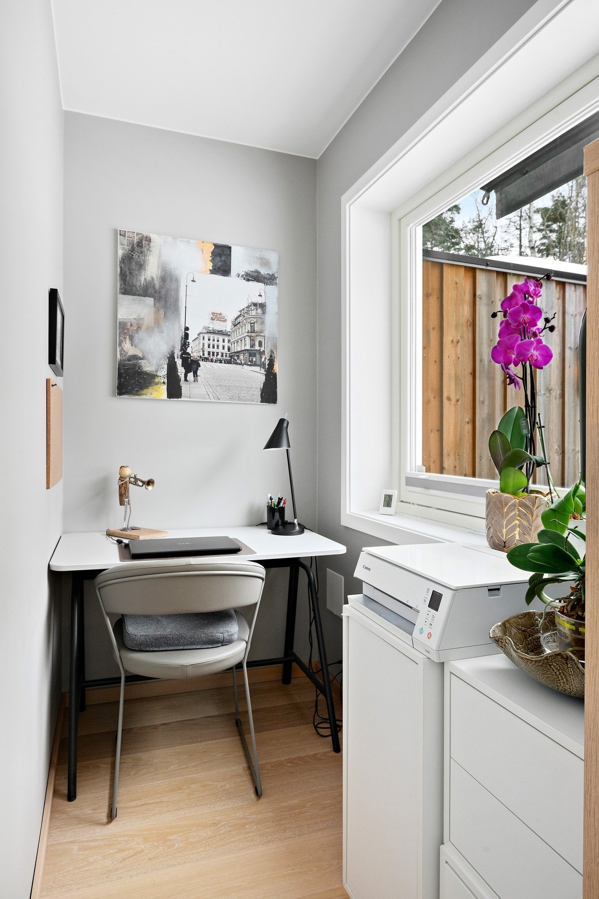 Det er god plass til å ha et lite hjemmekontor. Galleribilde