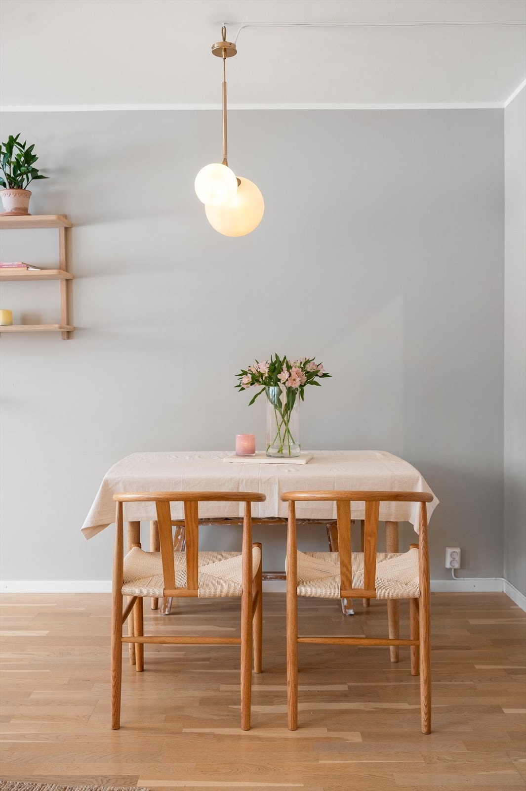 Her kan du enkelt invitere venner og familie på hyggelige måltider således som for avslapping i sofakroken. Galleribilde