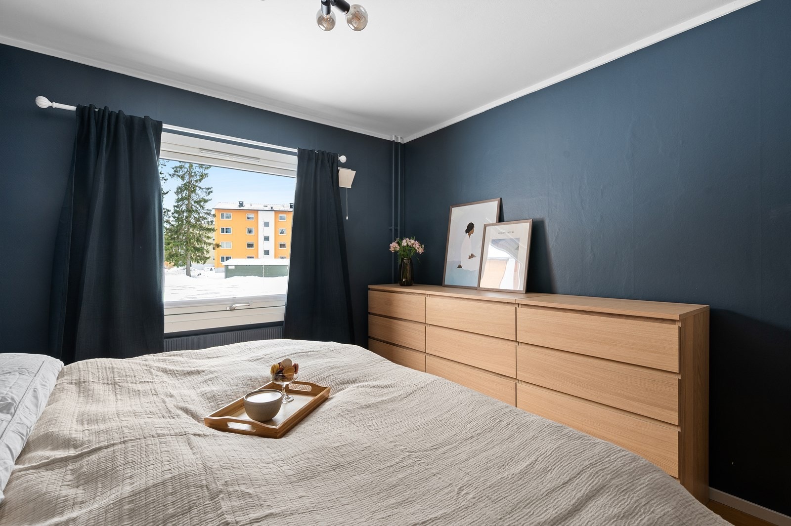 Hovedsoverommet har godt med oppbevaringsplass i veggmontert skap på siden og over sengen. Galleribilde