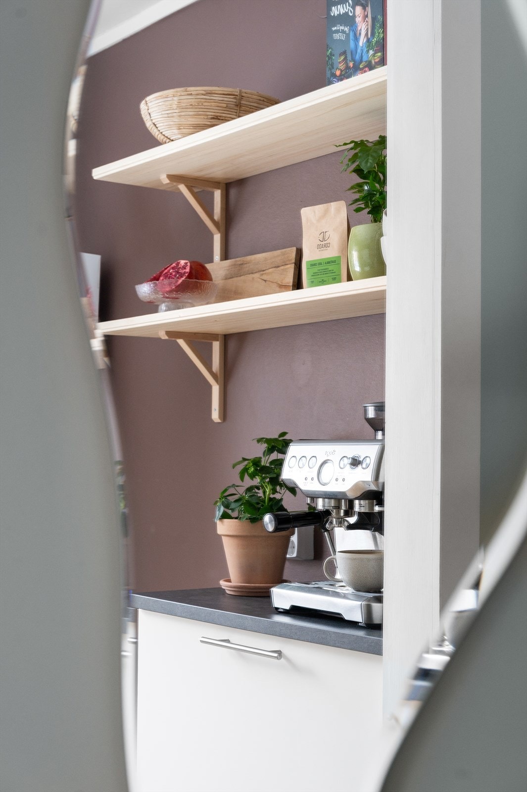 Praktisk kaffekrok med plass til kaffemaskin og tekoker, samt vegghyller som gir smart og effektiv oppbevaring. Galleribilde