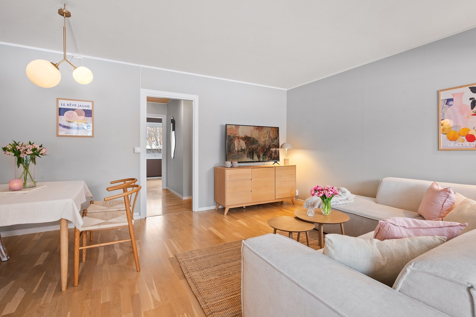 Boligen har en lys og innbydende fargepalett med trestavs parkett på gulv, vegger med malt mur og gipsplater. Himlinger bestående av malte plater, malt betong og panel. Galleribilde