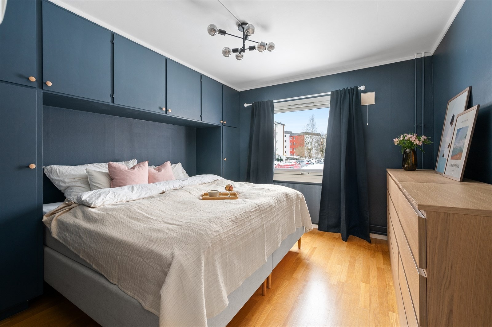 Leiligheten har to romslige soverom hvorav begge har god plass til dobbeltseng og tilhørende Oppbevaringsløsninger. Galleribilde