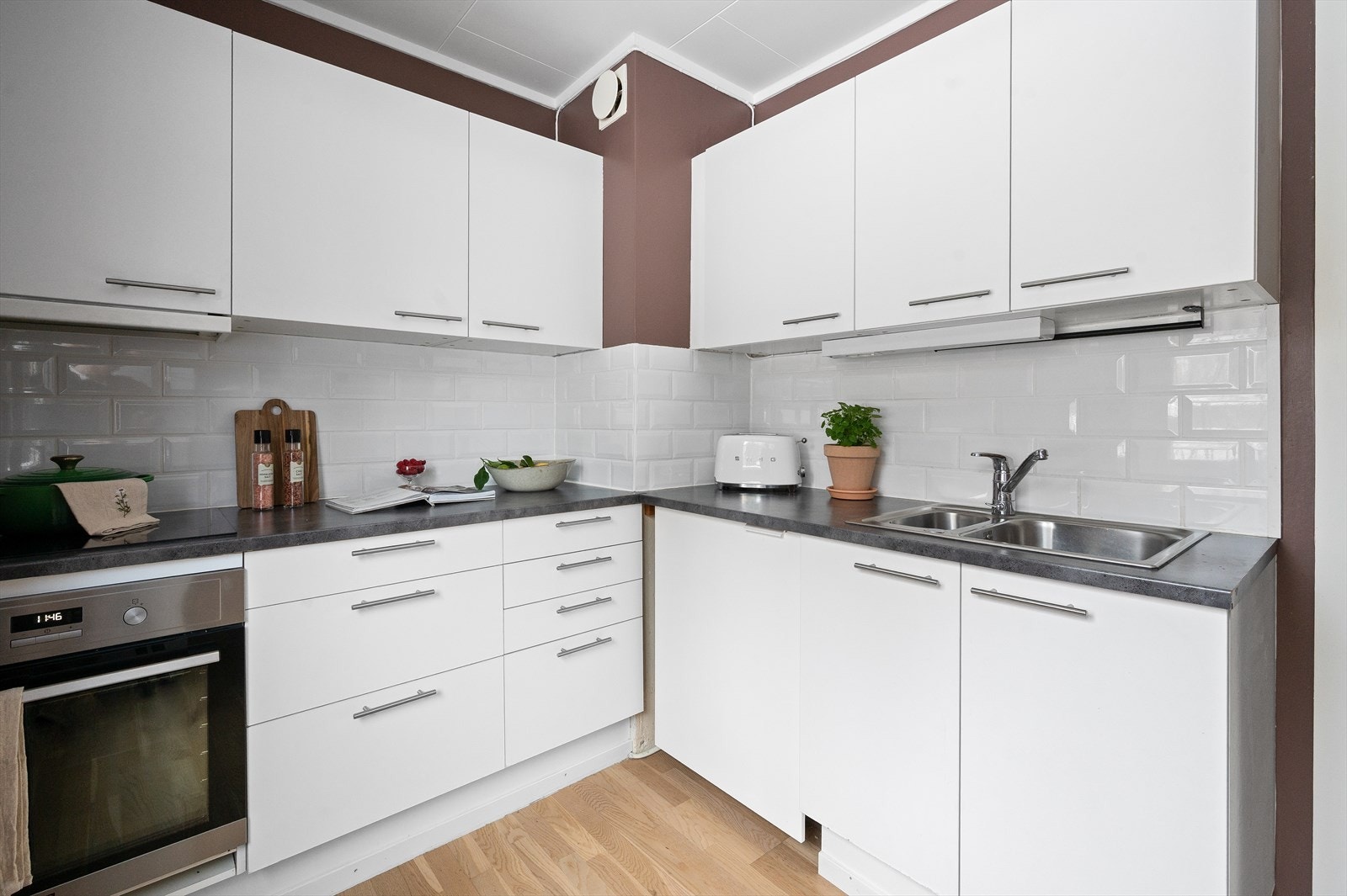 Her får du godt med skap- og benkeplass. Galleribilde