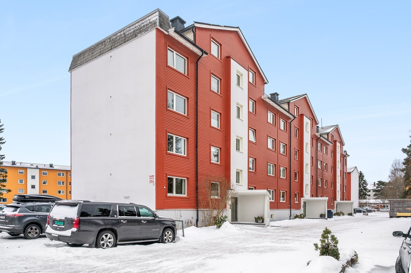 Her bor du med kort avstand til alt du trenger! Butikker, kjøpesentre, skole, idrett, lekeplasser, barnehage og off. kommunikasjon er like ved. Galleribilde