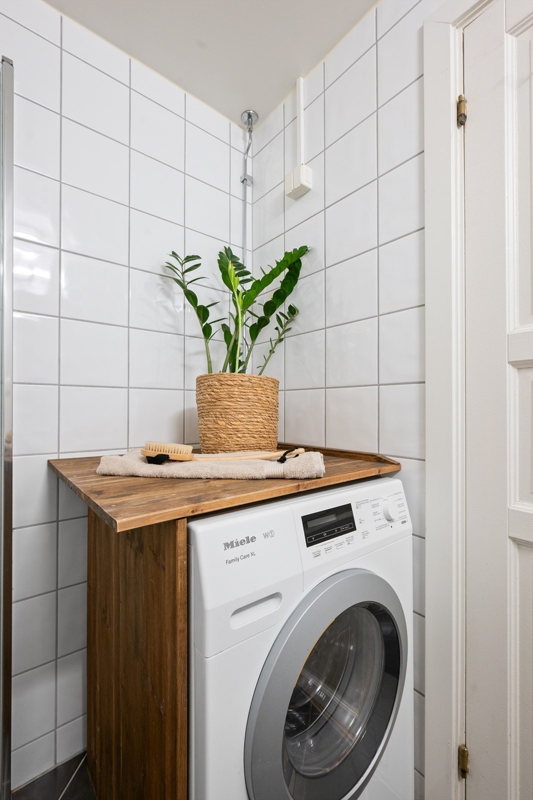 Gulvet er flislagt, og har behagelig gulvvarme. Det er opplegg til vaskemaskin og tørketrommel. Galleribilde