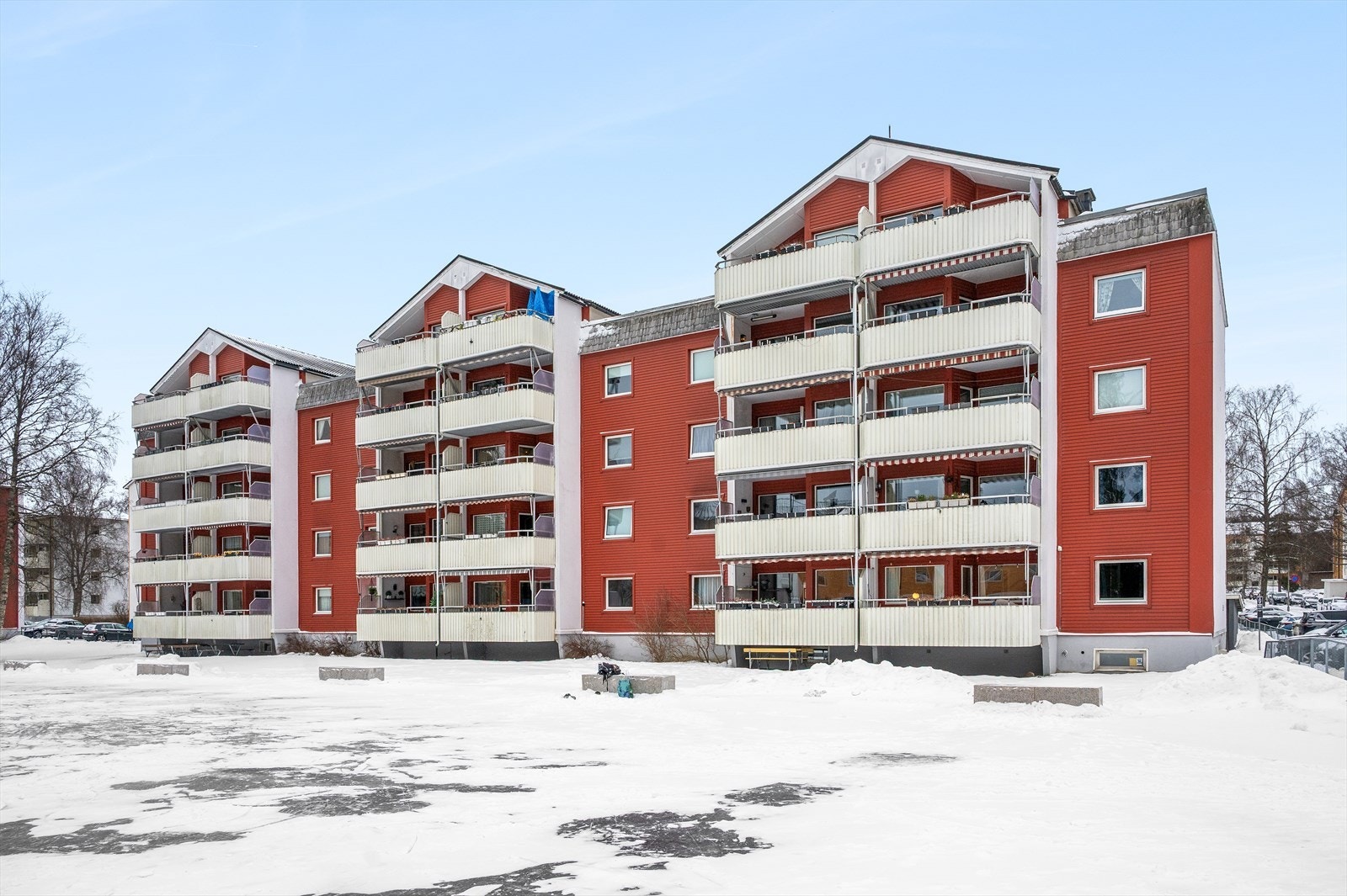 Borettslagets tomt fremstår som ryddig og pent opparbeidet. Tomten er opparbeidet med store grøntområder med naturtomt, plen, trær og prydbusker mellom bygningene. Galleribilde