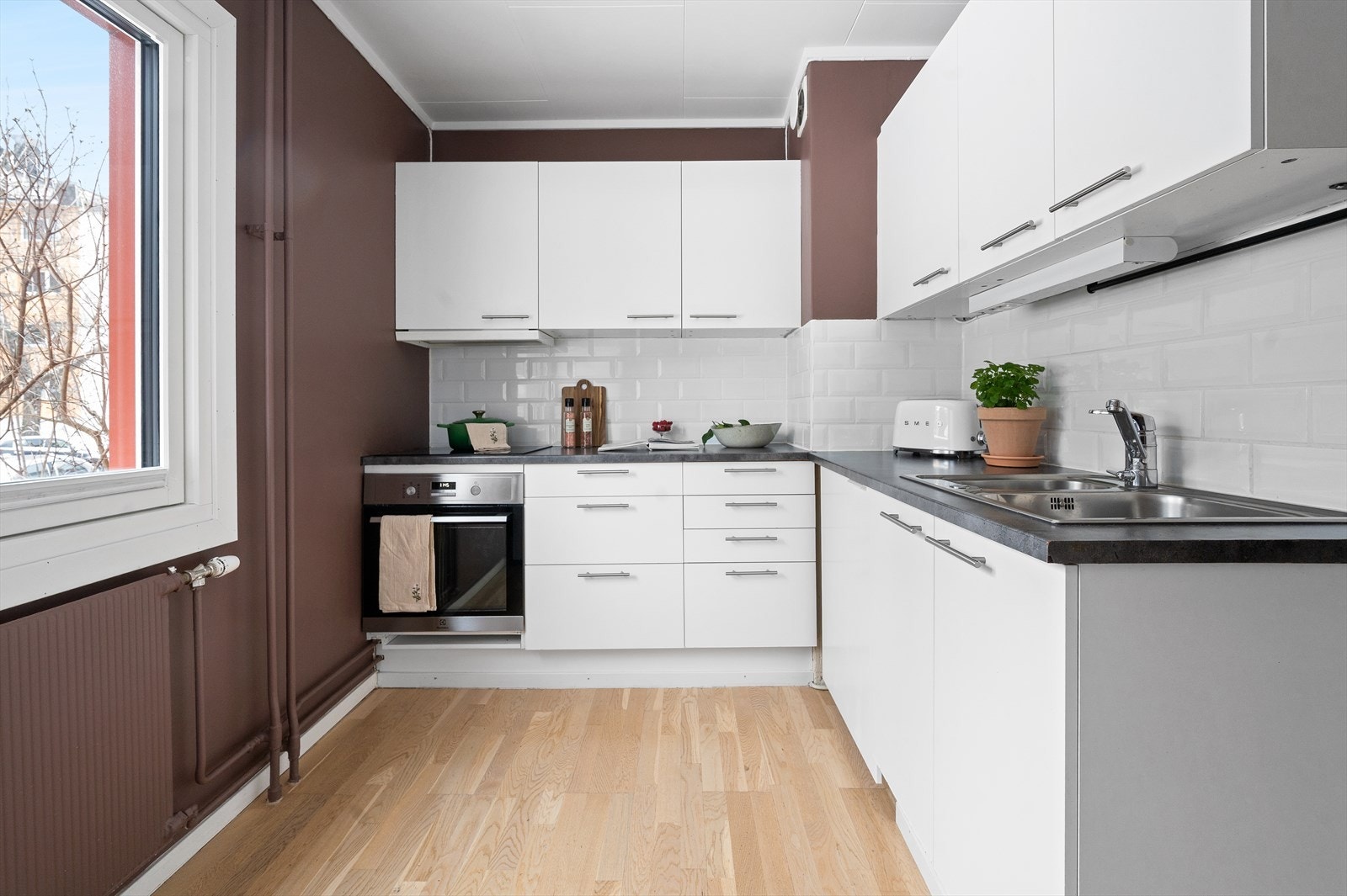 Tidløst kjøkken fra 2016 med glatte fronter. Galleribilde