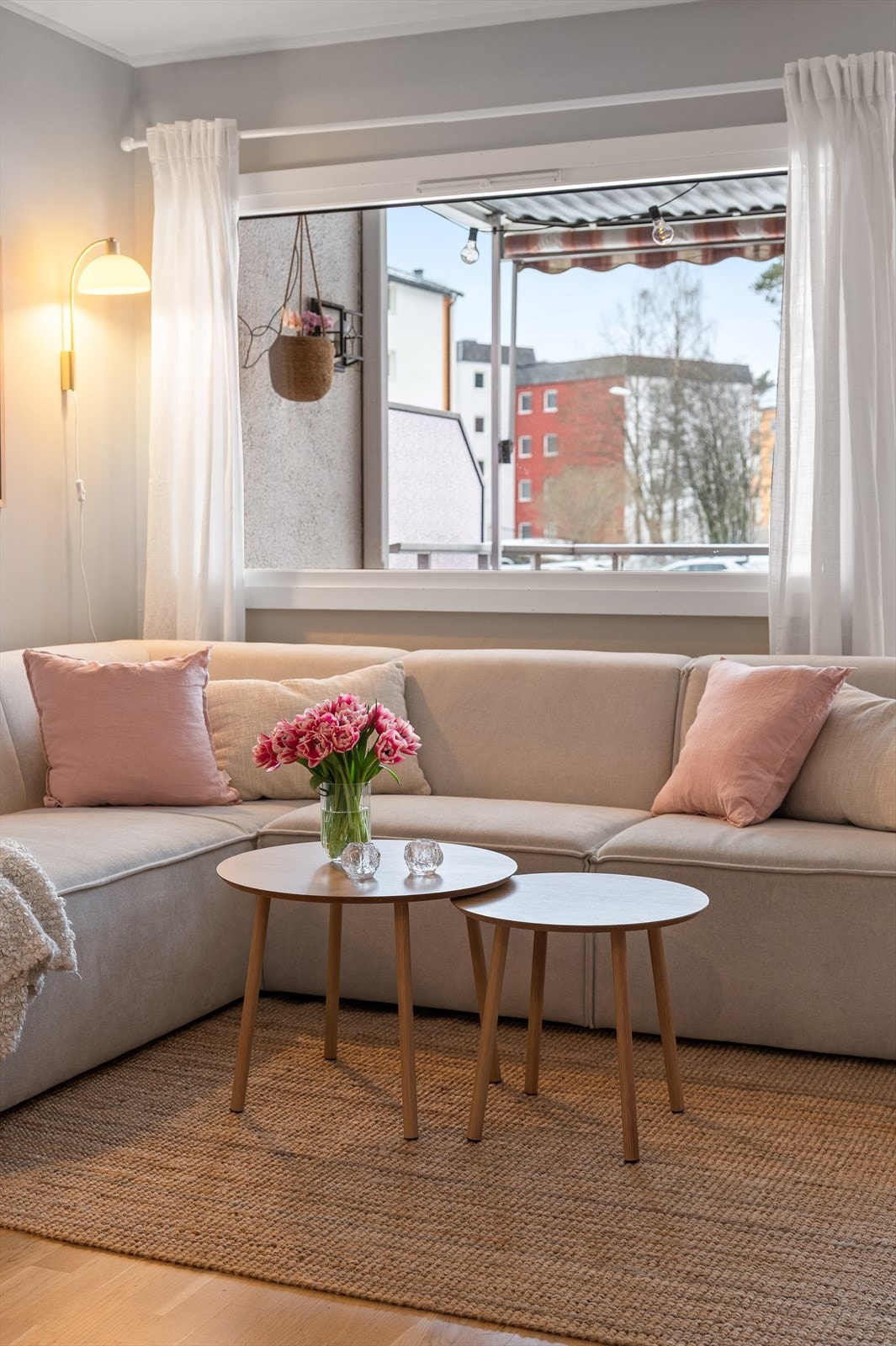 Store, flotte vindusarealer fra 2019 slipper inn godt med naturlig lys og skaper en luftig atmosfære i boligen. Galleribilde