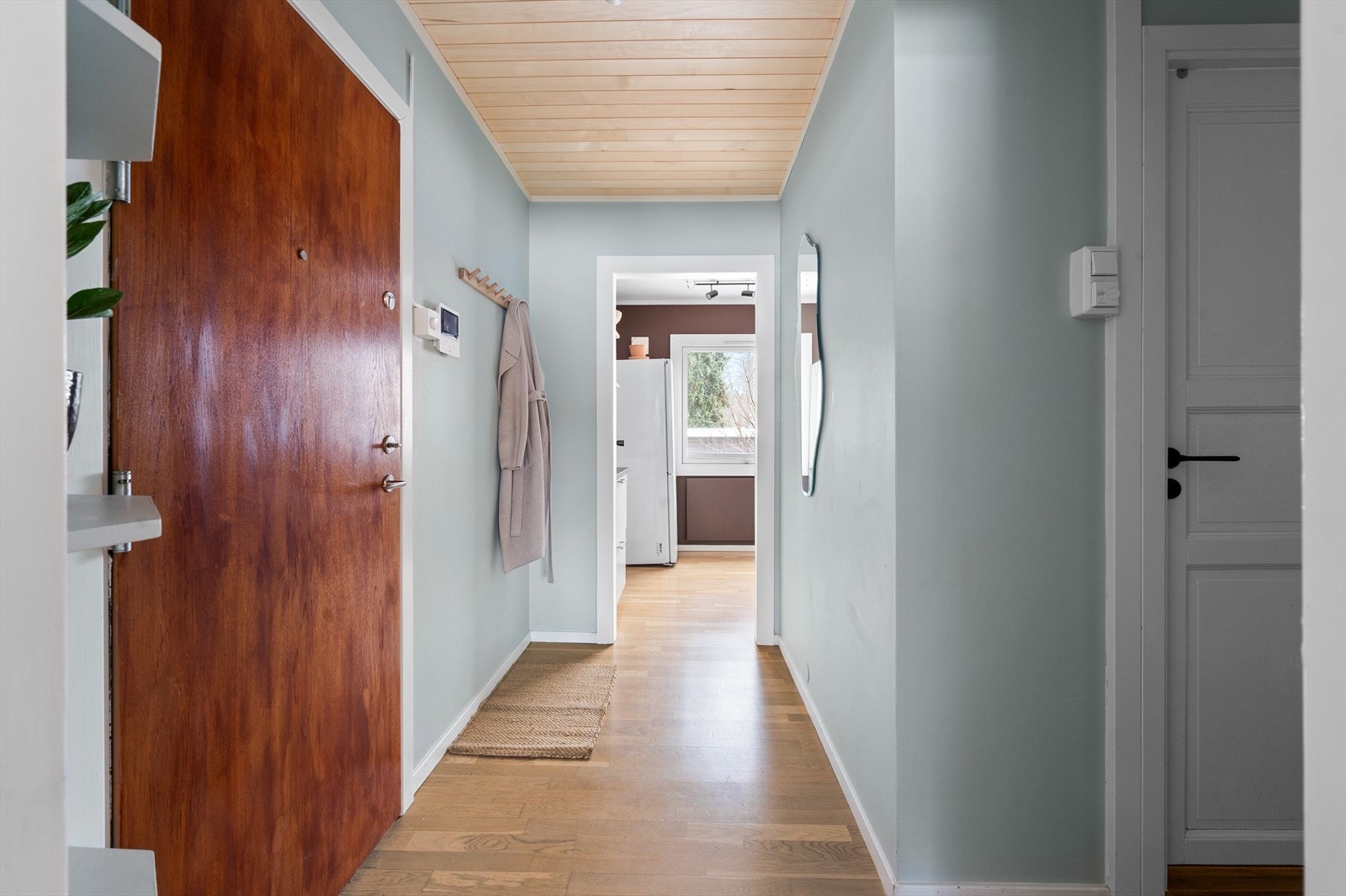 Leiligheten har adkomst via felles trappegang inn til en hyggelig entré som gir et godt førsteinntrykk av leiligheten. Galleribilde