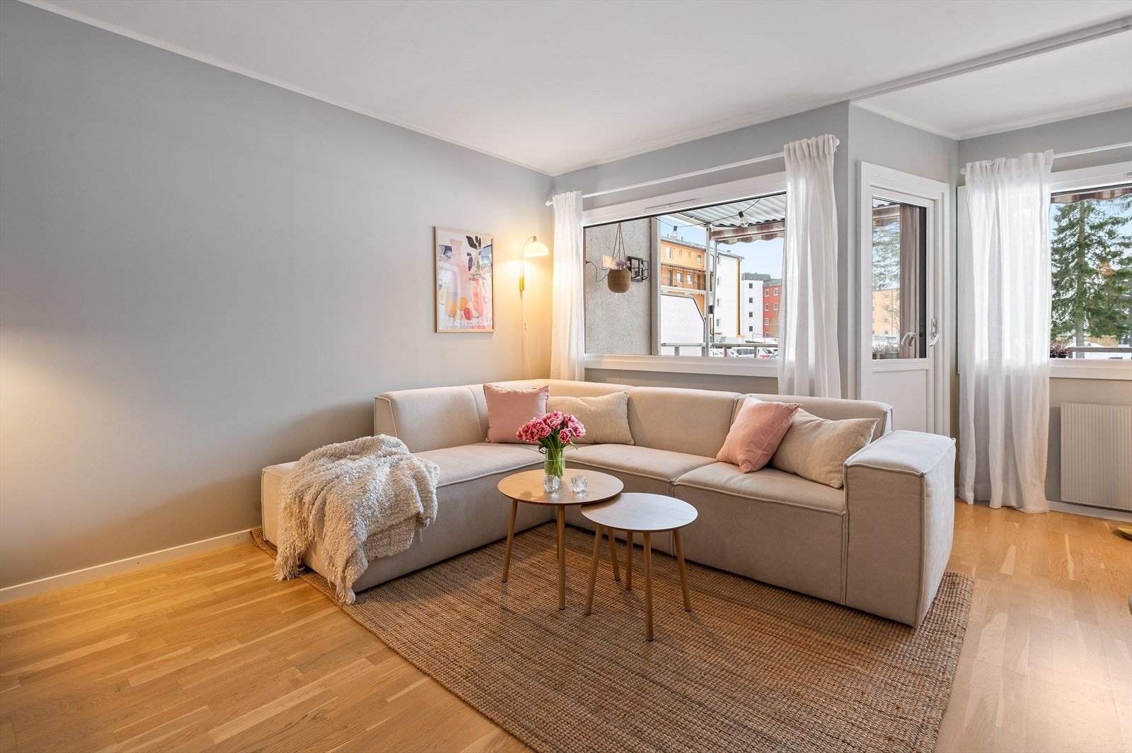 Boligens sosiale arena er lys og hyggelig med plass til stor sofagruppe og spisestuebord mot kjøkkenet. Galleribilde