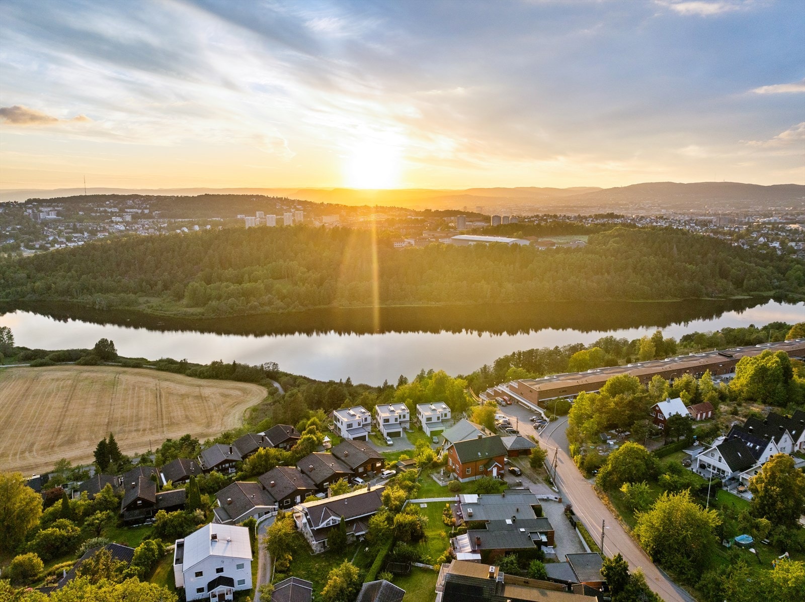 For koselige søndagsturer anbefales også naturskjønne Østensjøvannet som er et meget populært turområde i bydelen med over 200 forskjellige fuglearter. Galleribilde