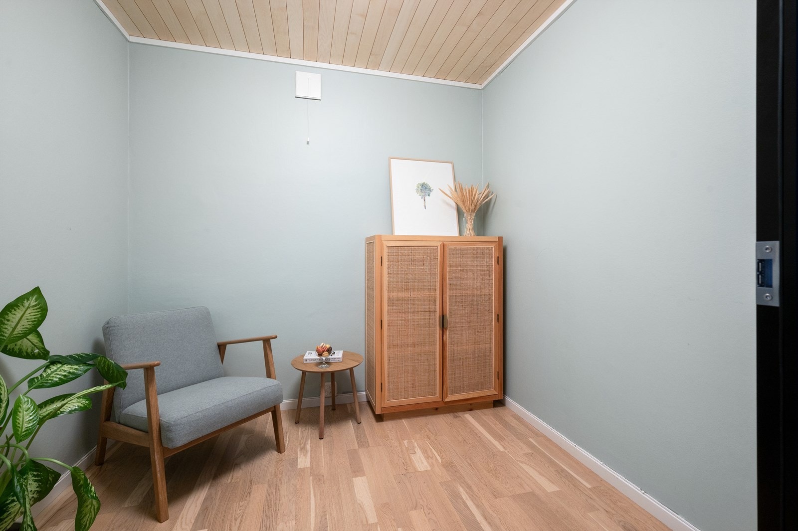 Denne løsningen fungerer som en naturlig soneinndeler som skiller soverommene fra hverandre og skaper en mer privat og behagelig romfølelse. Galleribilde