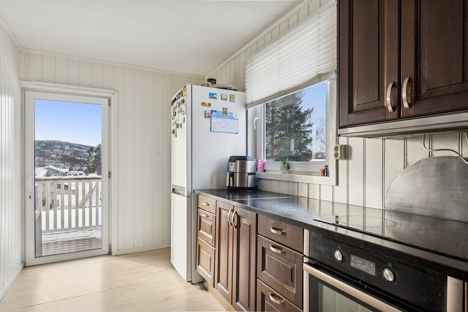 Fra kjøkkenet er det direkte utgang til den store terrassen. Galleribilde