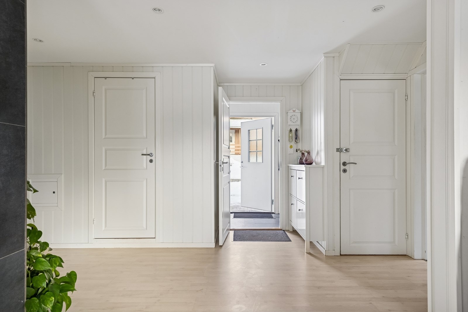 Fra den lyse gangen er det tilgang til boligens øvrige rom i hovedetasjen. Galleribilde