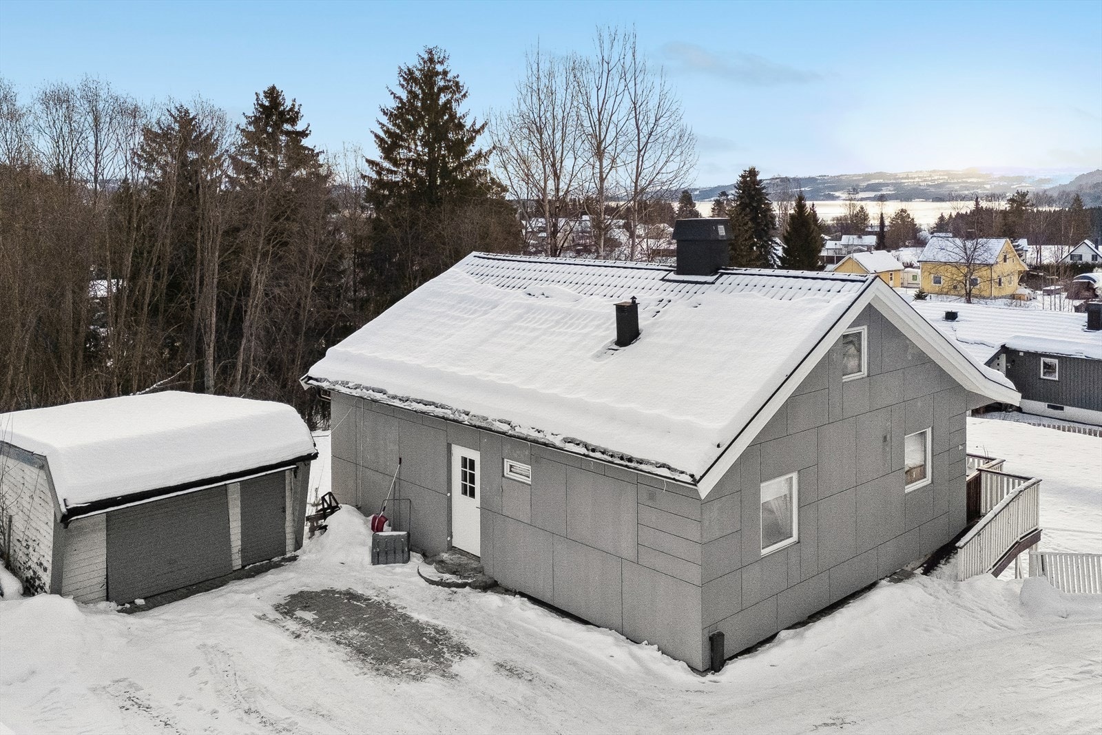 Enebolig med separat garasje og god plass til parkering på egen tomt. Galleribilde