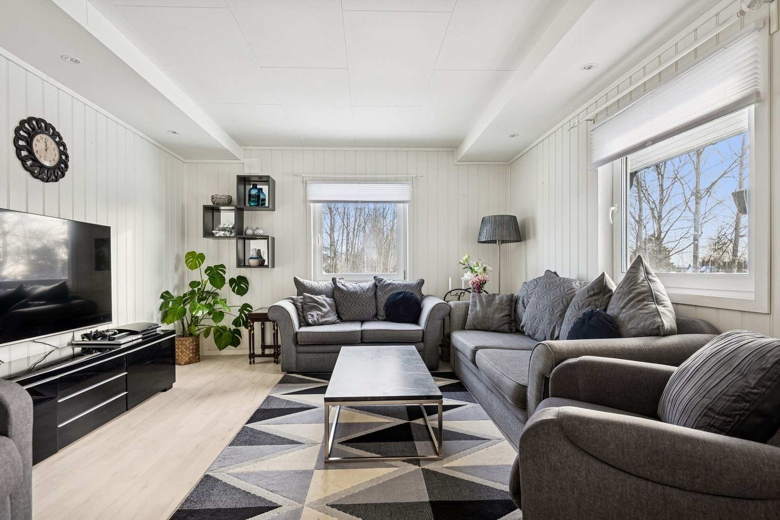 Stuen har god plass for sofagruppe og TV-seksjon. Galleribilde