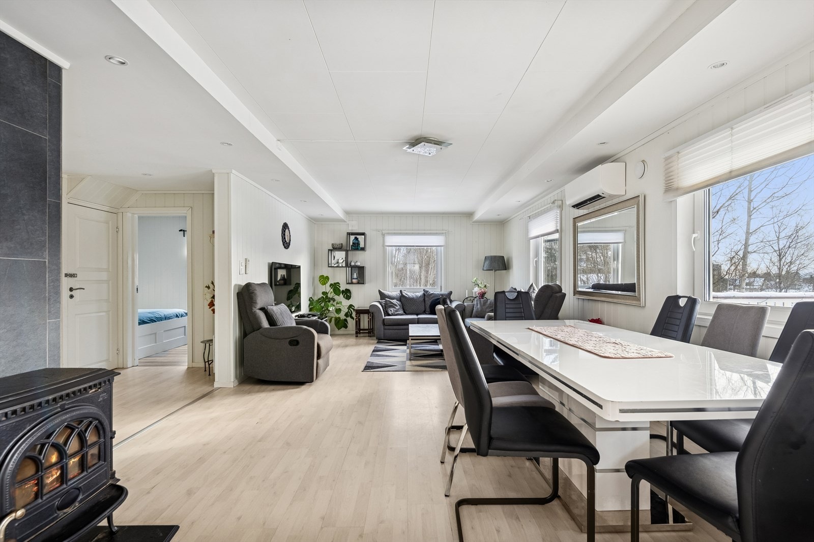 Romslig stue og spisestue i åpen løsning, med vedovn som gir ekstra varme. Galleribilde