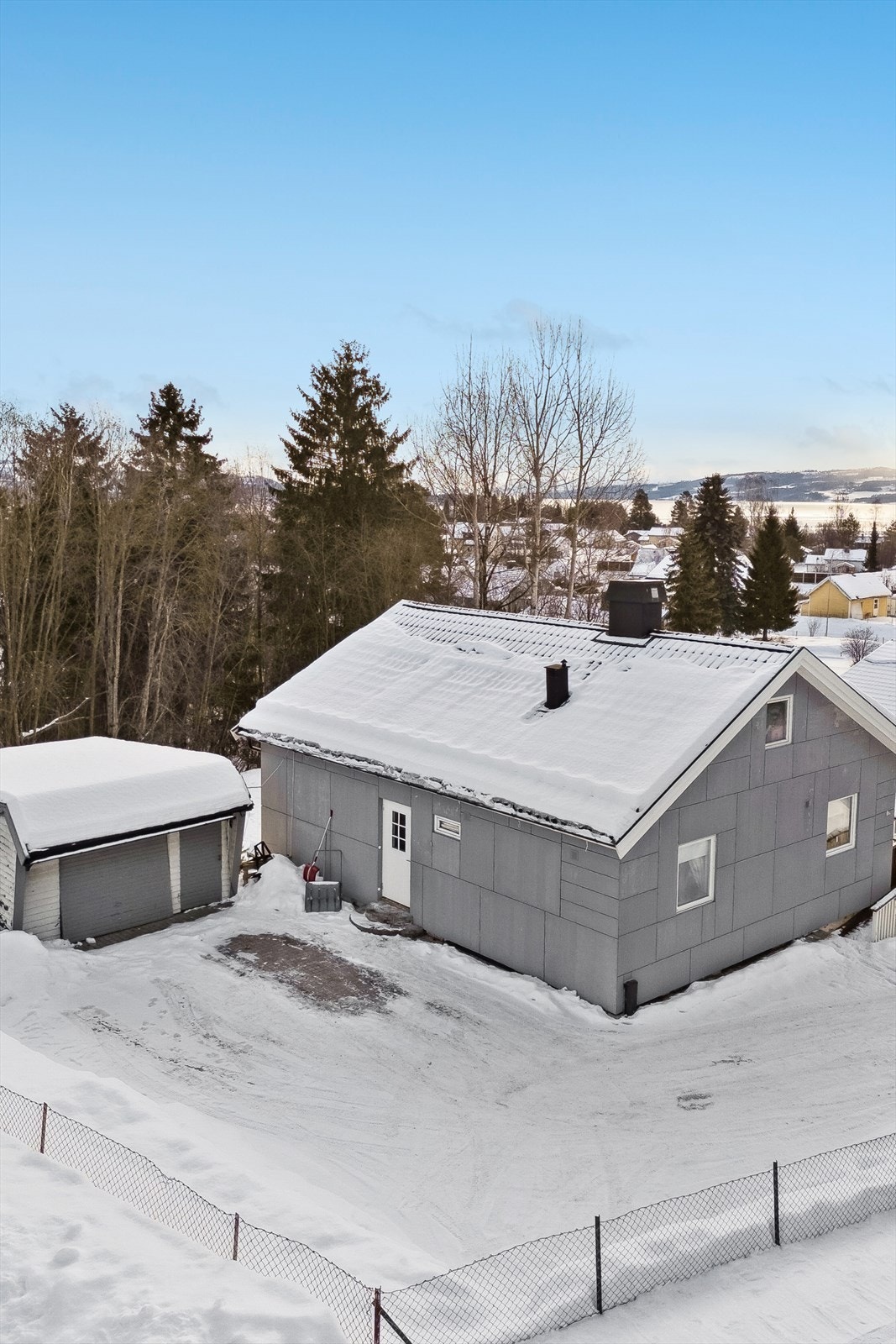 Eiendommen ligger i et etablert boligområde, med kort avstand til servicetilbud som Rema 1000. Galleribilde