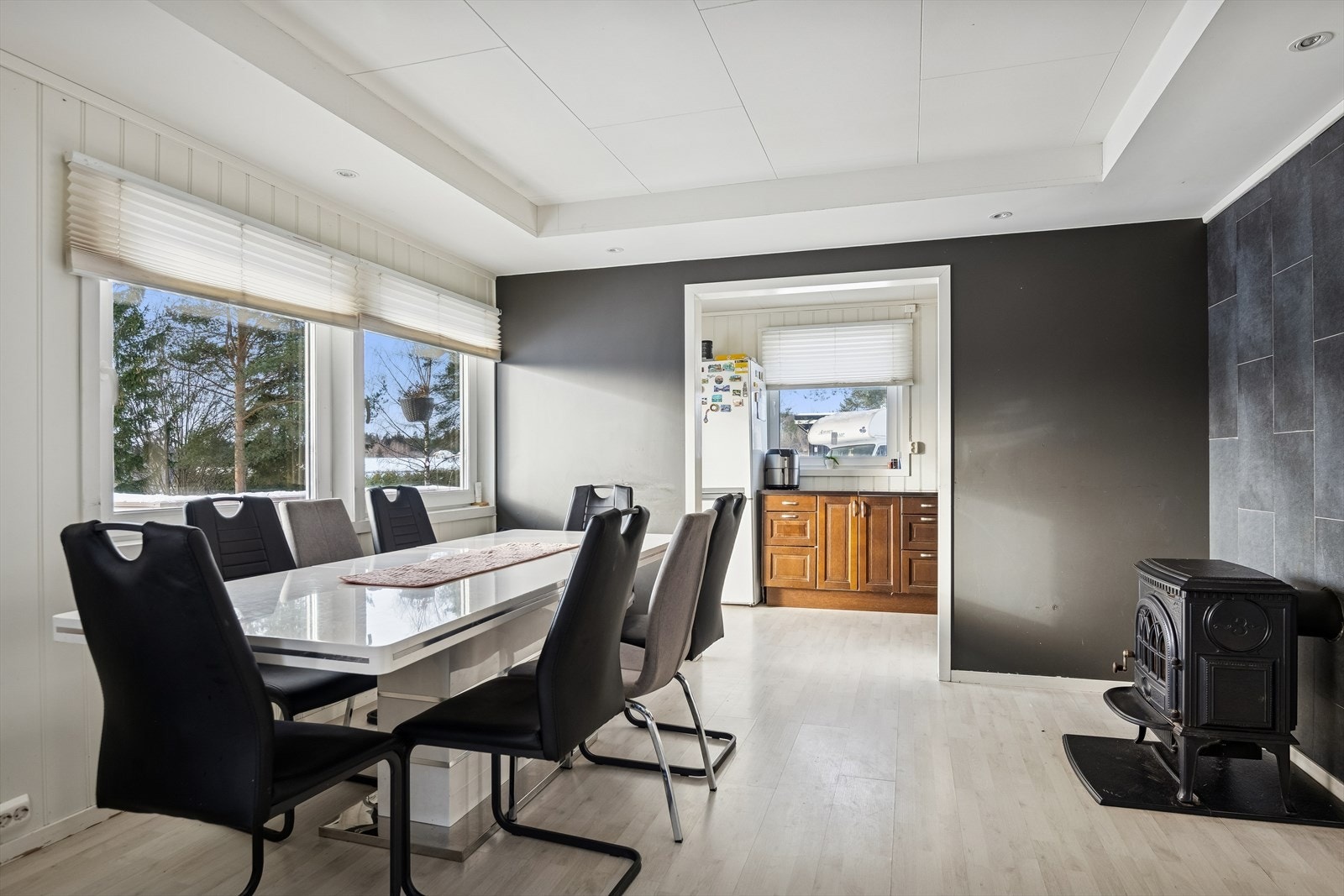 Spisestuen fungerer som et naturlig bindeledd mellom stuen og kjøkkenet. Galleribilde