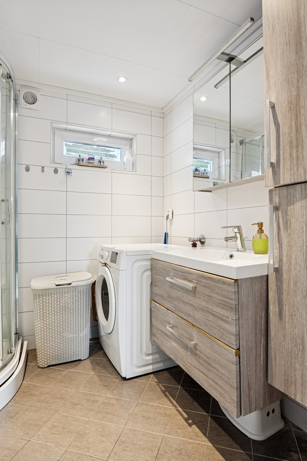 Badet er utstyrt med downlights i taket og har gode oppbevaringsmuligheter. Galleribilde