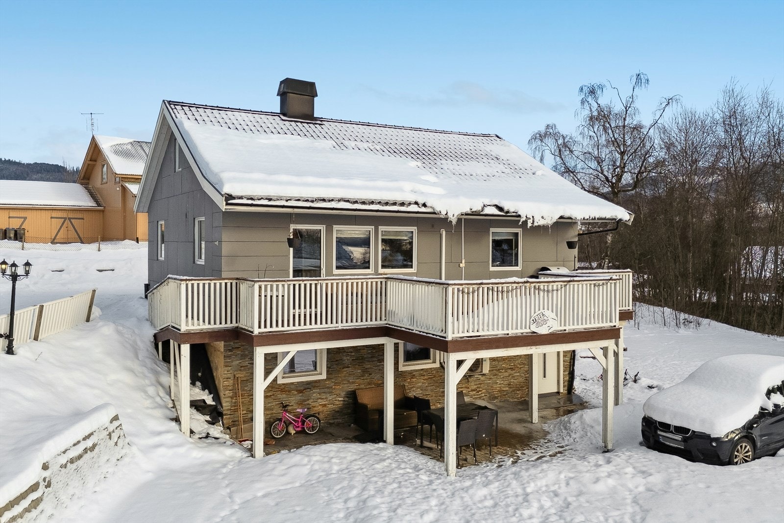 Den overbygde uteplassen gir ly for vær og vind. Eiendommen ligger med kort vei til skoler og barnehager. Galleribilde
