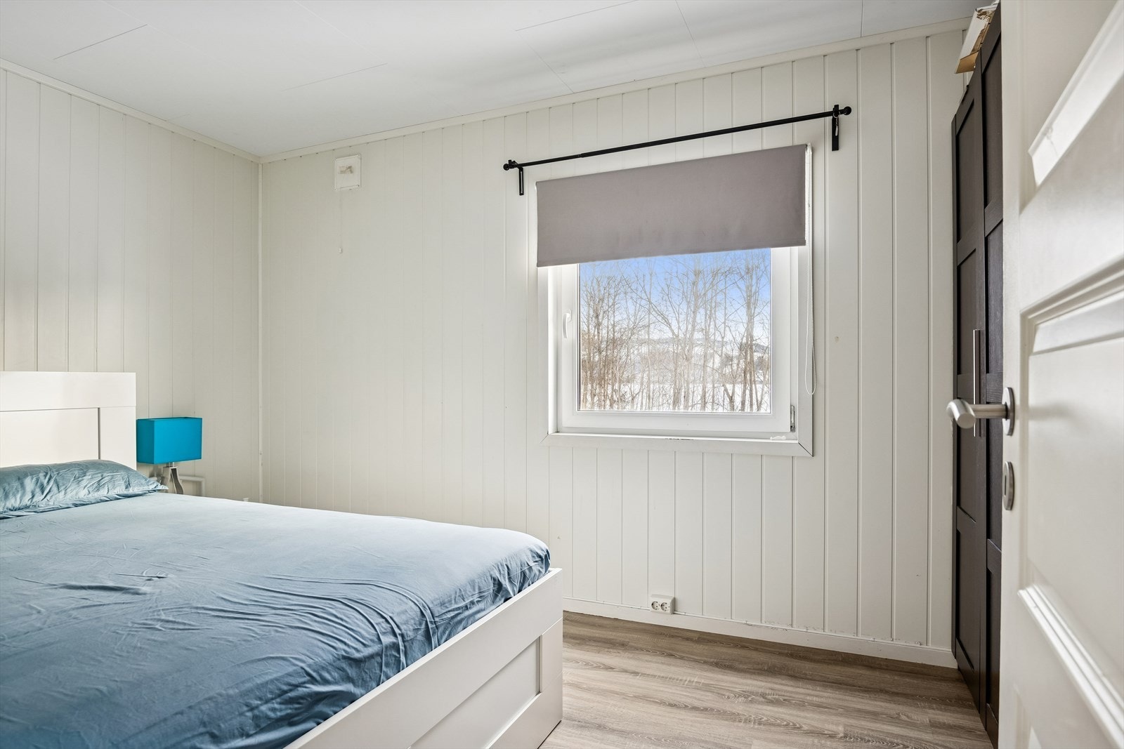 Hovedsoverommet har plass til dobbeltseng og garderobeløsning. Galleribilde