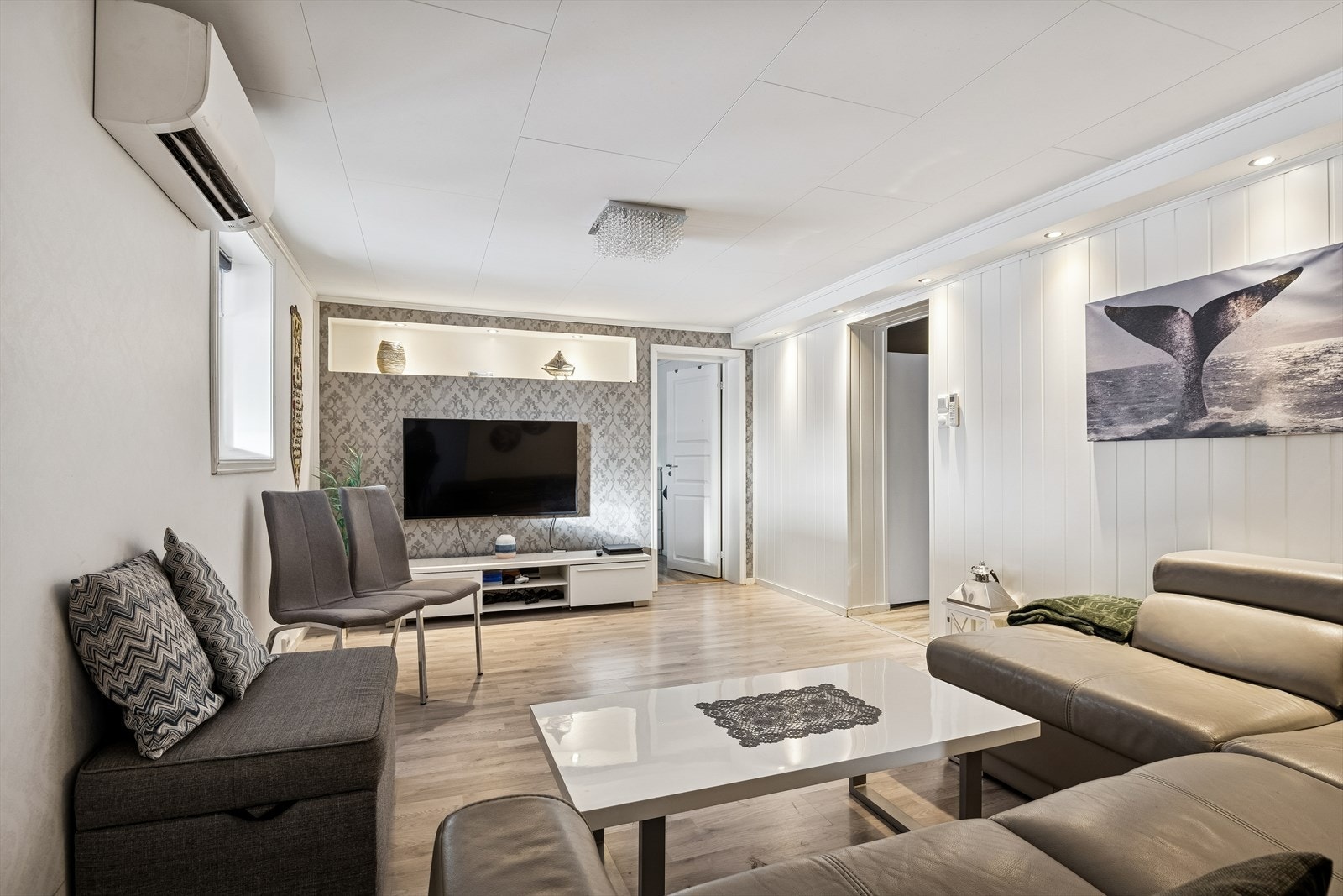 Stuen i underetasjen er lys og har en moderne stil med integrert belysning. Galleribilde