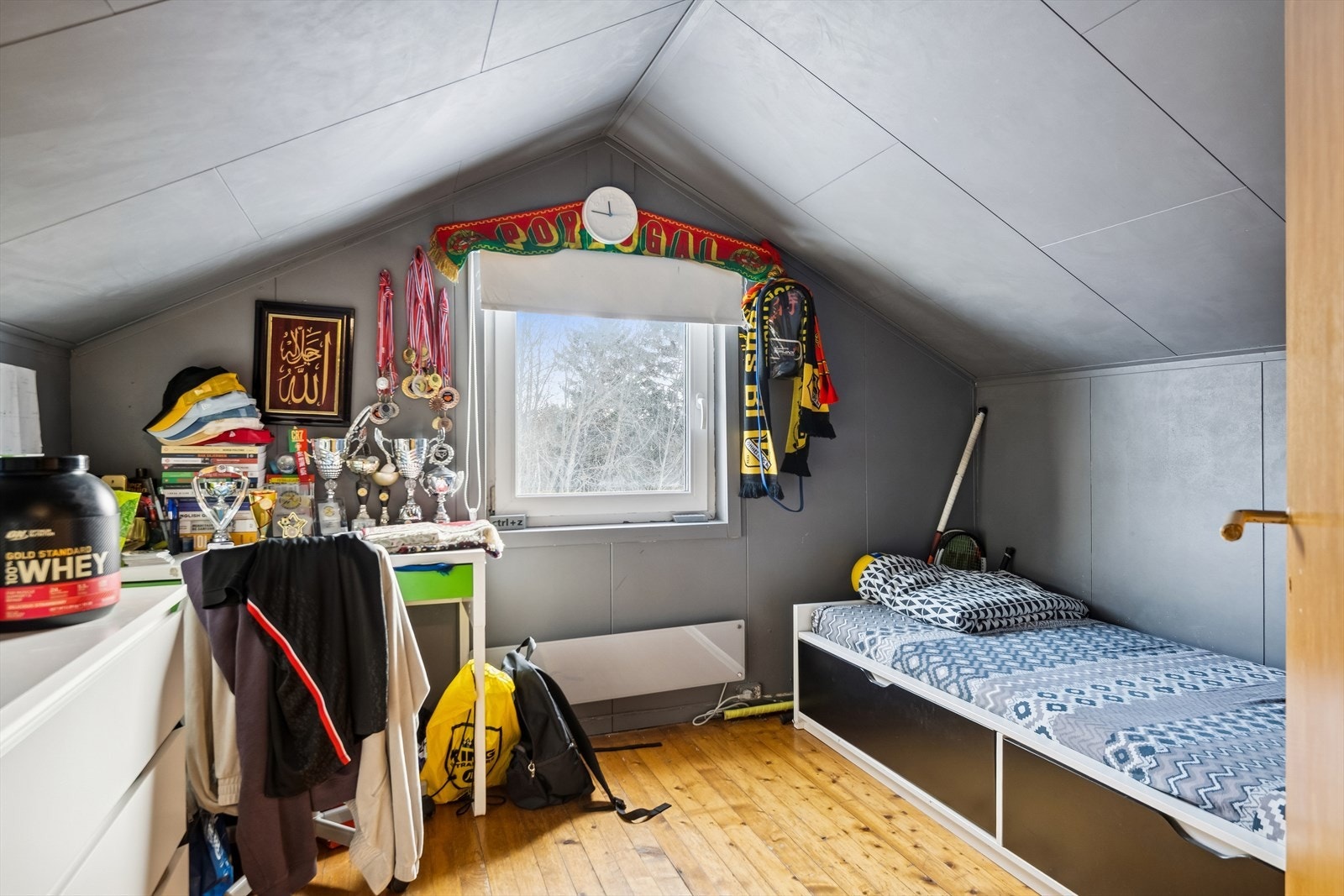 Innredet rom loftetasje. Rommet er ikke bruksendret og er dermed ikke godkjent til varig opphold. Galleribilde